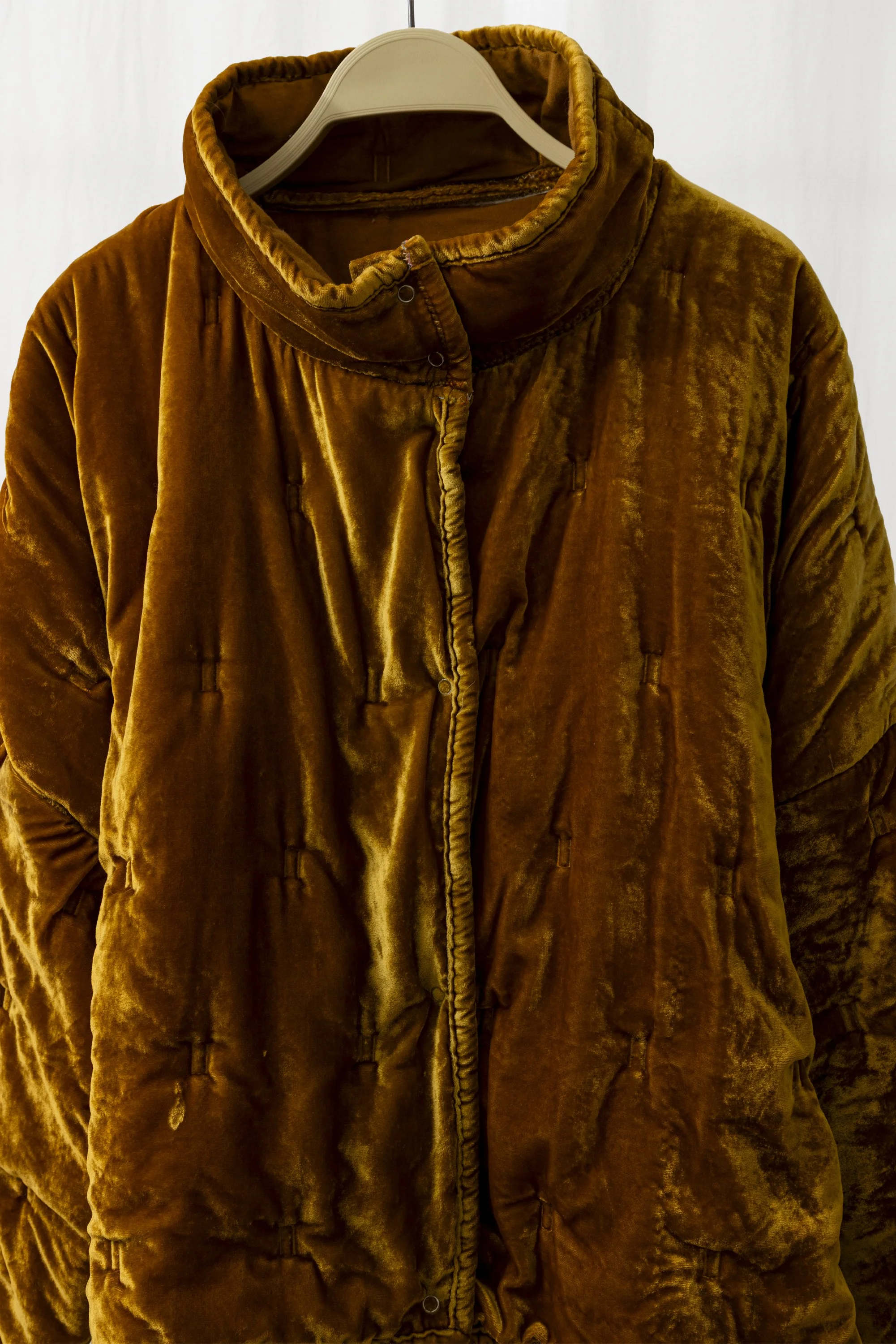 KATIE_STORE_SETS_GOLD_SUEDE_JACKET_STUDIO_03.jpg