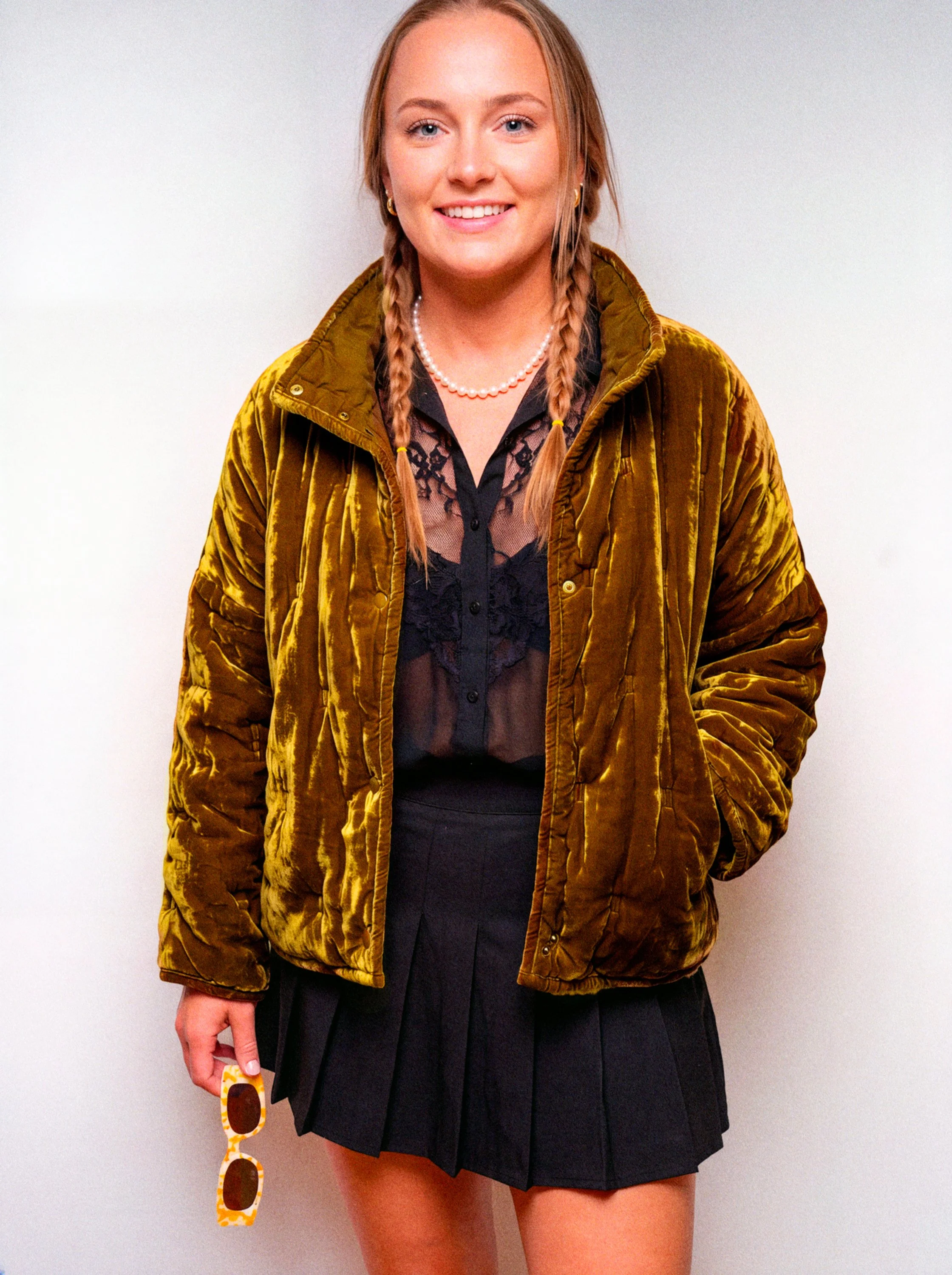 KATIE_STORE_SETS_GOLD_VELVET_JACKET_LIFESTYLE_01.jpg