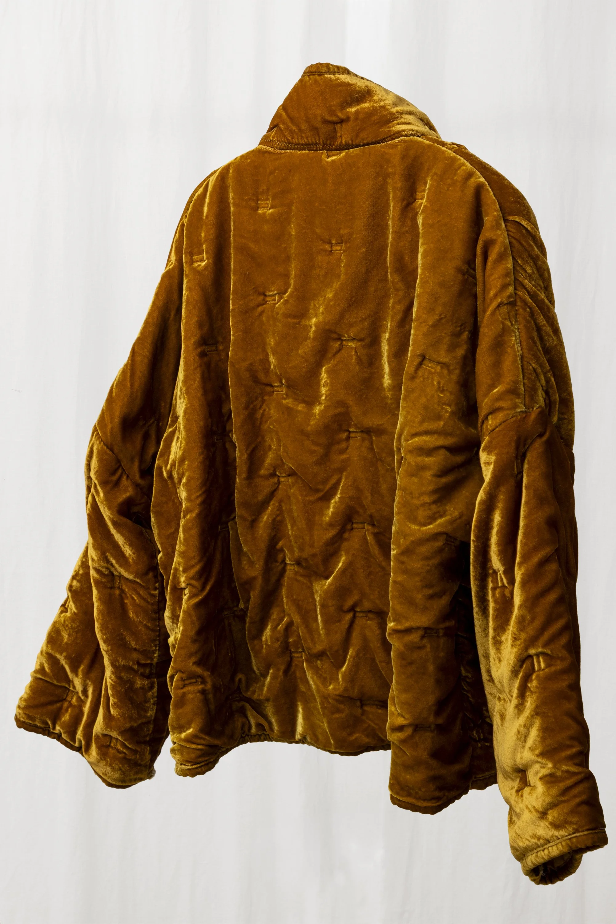 KATIE_STORE_SETS_GOLD_SUEDE_JACKET_STUDIO_04.jpg