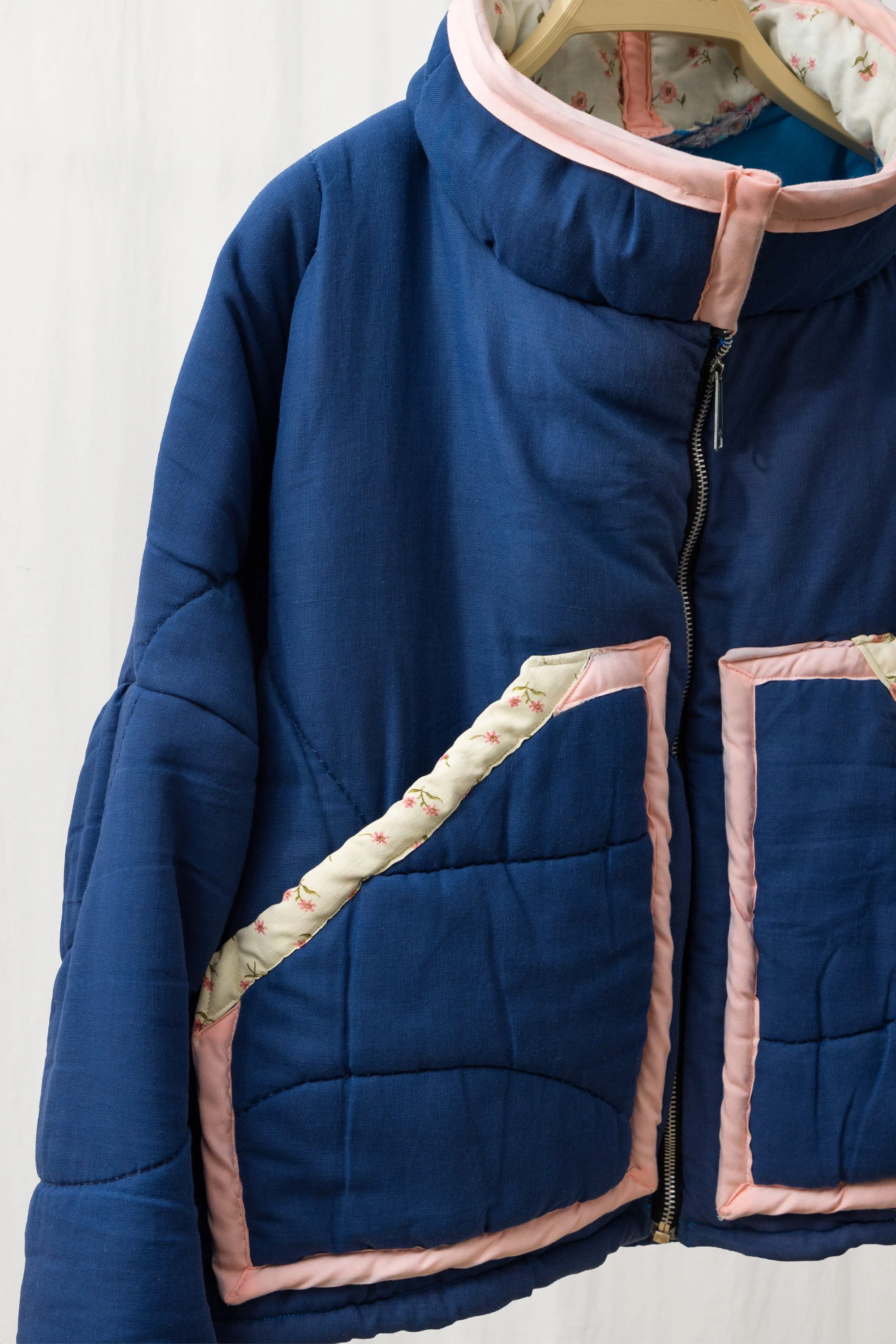 KATIE_STORE_JACKET_BLUE_SLEEPING_BAG_PUFFER_STUDIO_02.jpg