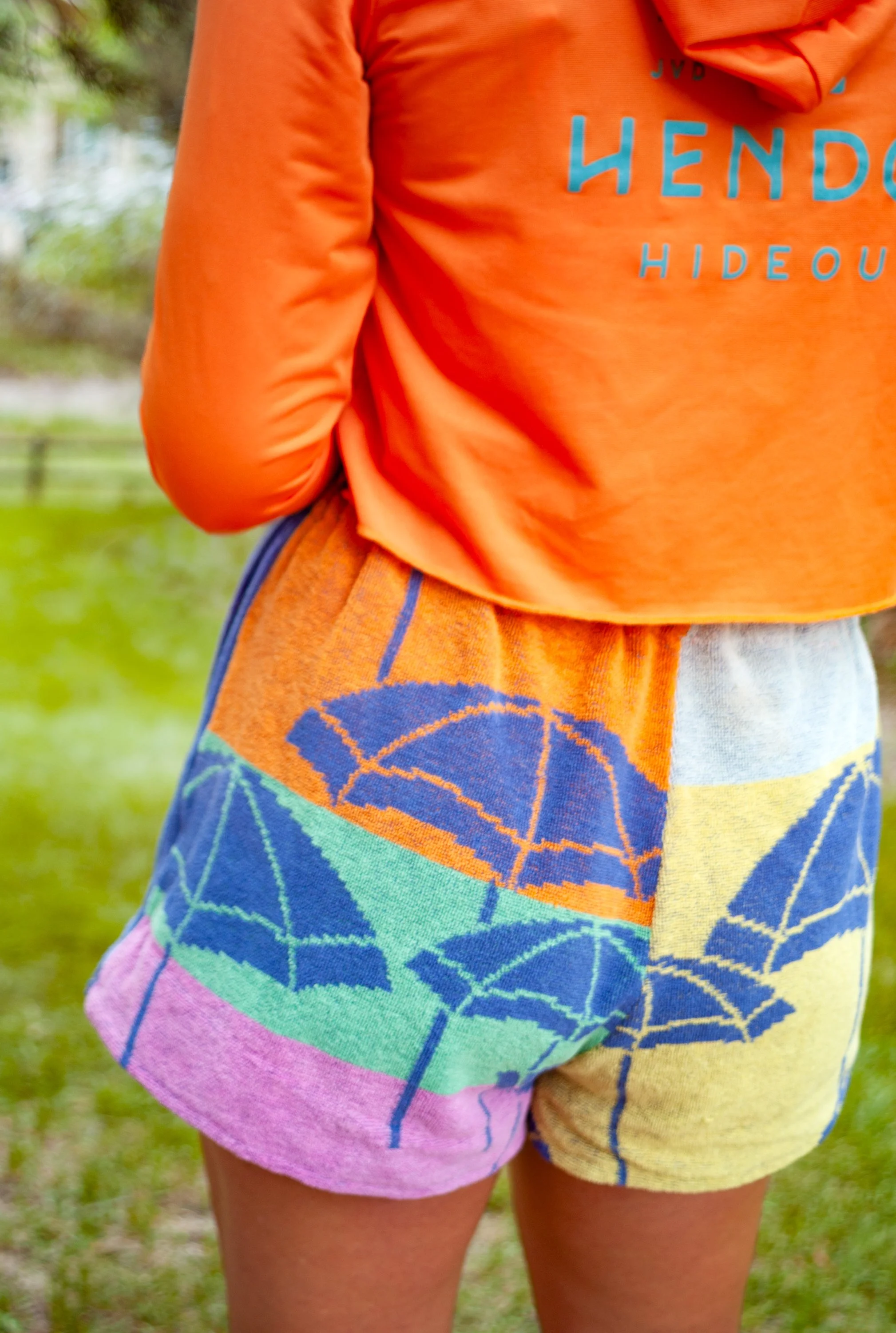 KATIE_STORE_SHORTS_BLUE_TOWEL_UMBRELLA_LIFESTYLE_03.jpg