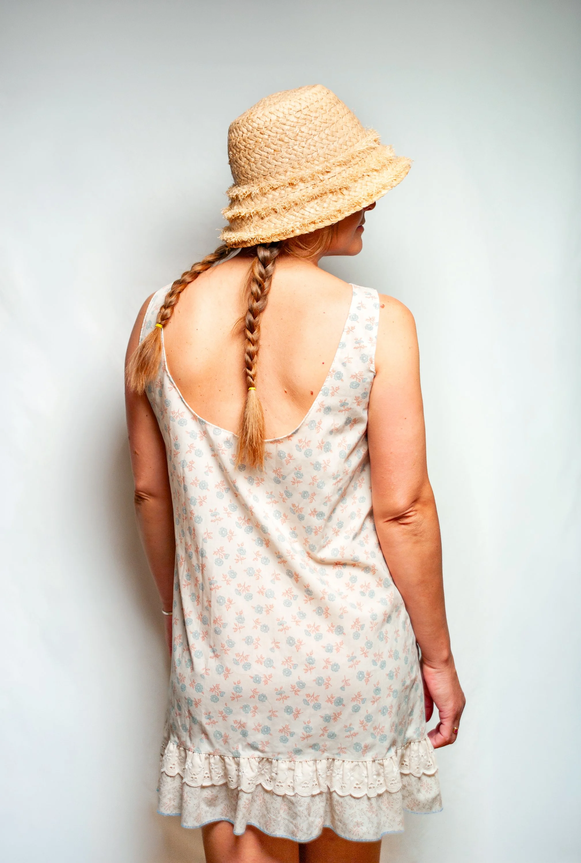 KATIE_STORE_DRESS_WHITE_FARMER_DRESS_LIFESTYLE_03.jpg