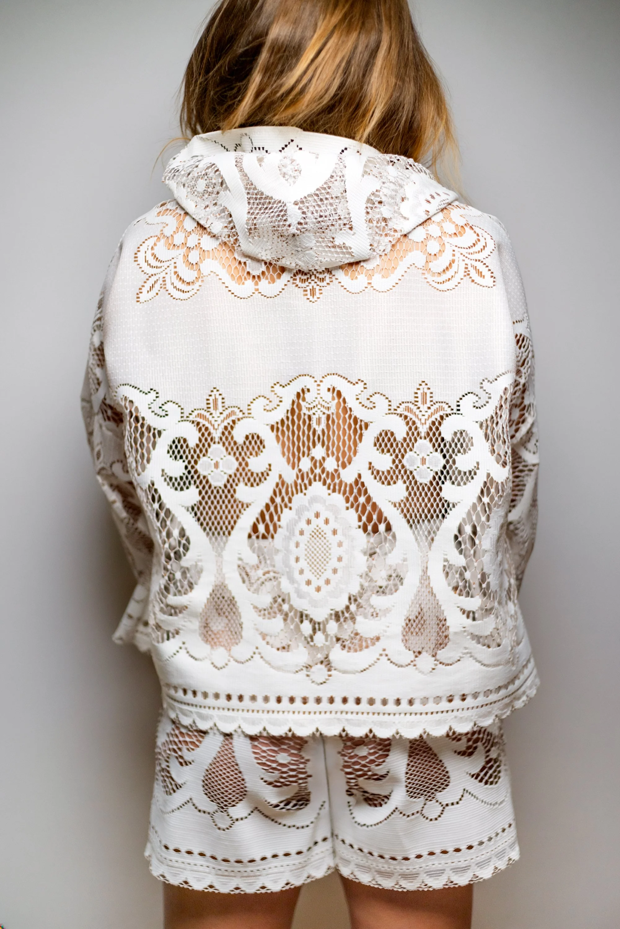 KATIE_STORE_SETS_WHITE_LACE_LIFESTYLE_04.jpg