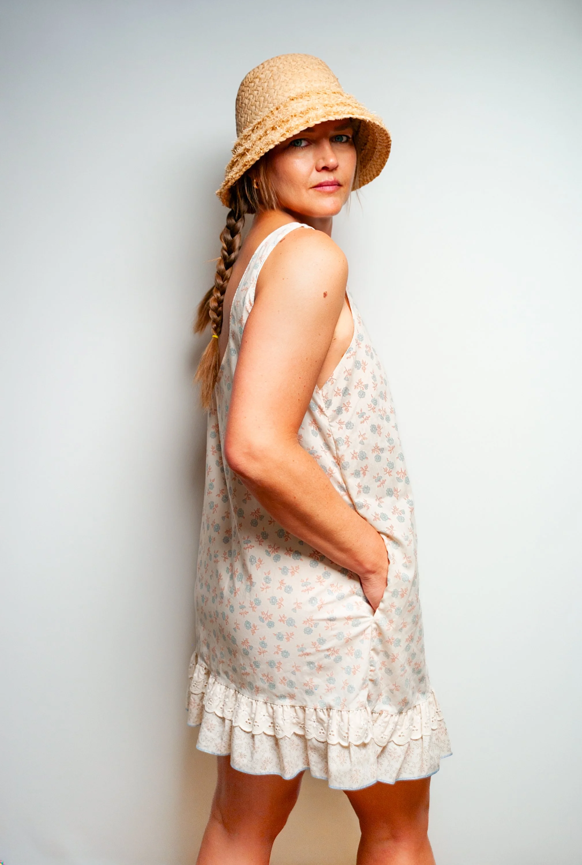KATIE_STORE_DRESS_WHITE_FARMER_DRESS_LIFESTYLE_02.jpg