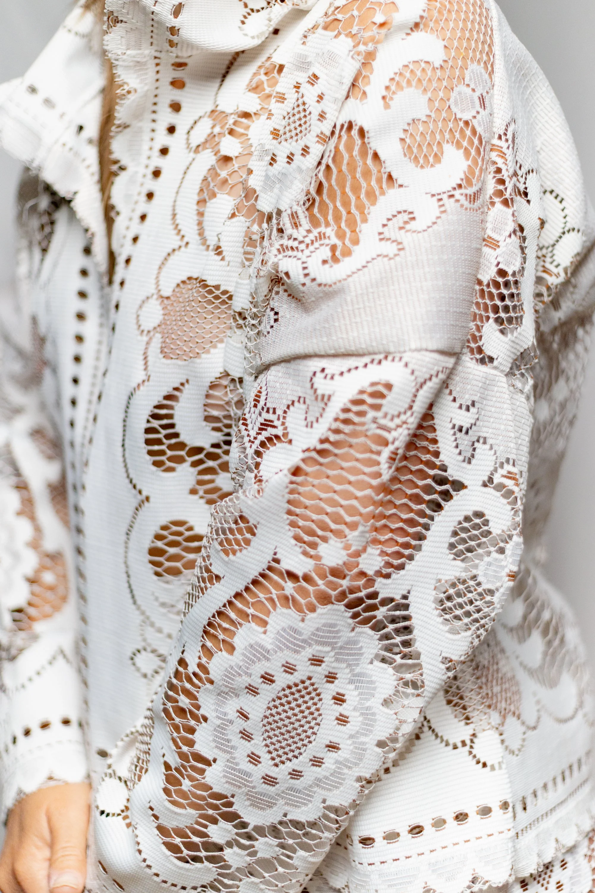 KATIE_STORE_SETS_WHITE_LACE_LIFESTYLE_01.jpg