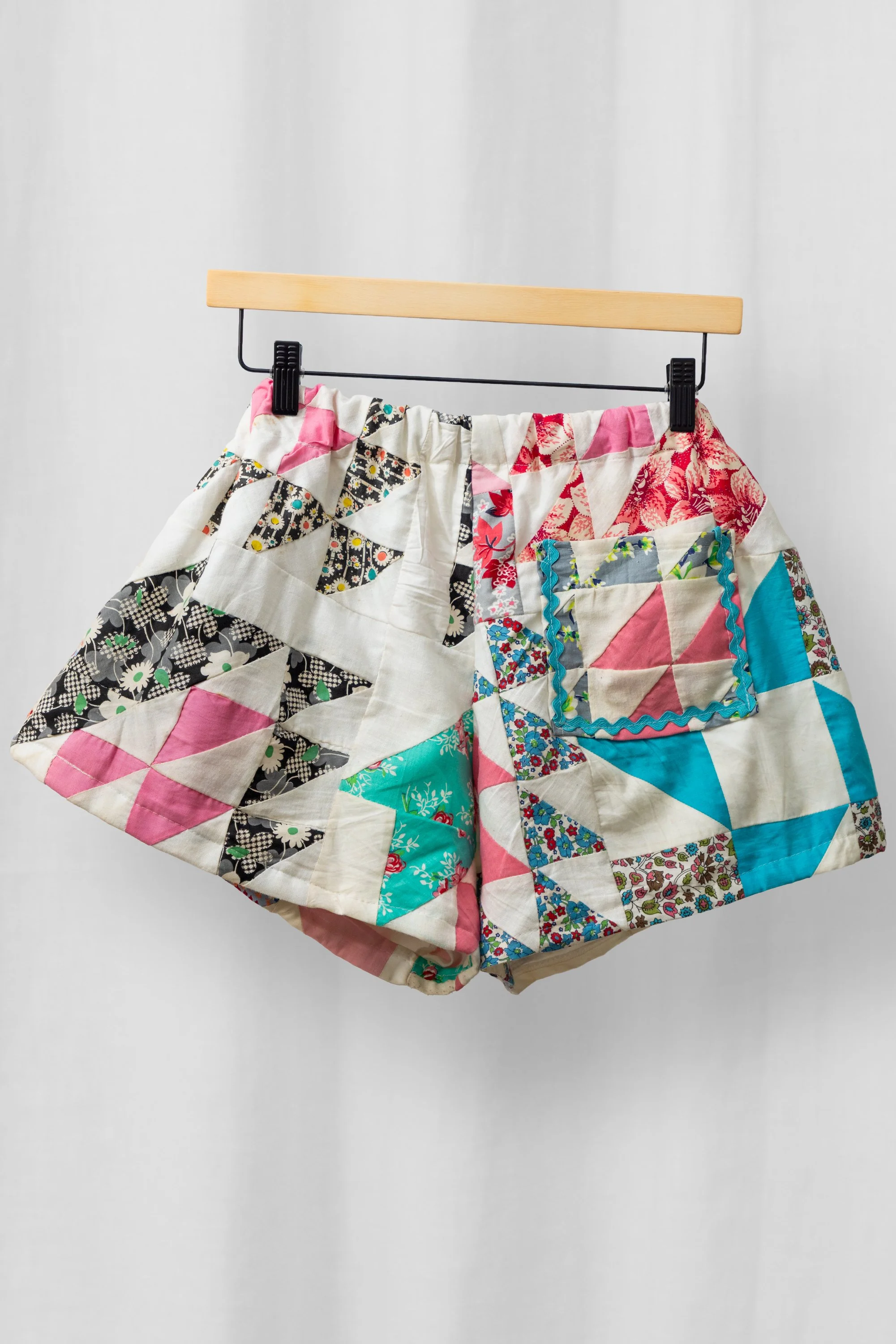 KATIE_STORE_SHORTS_WHITE_RGB_ZIG_ZAG_QUILT_STUDIO_02.jpg