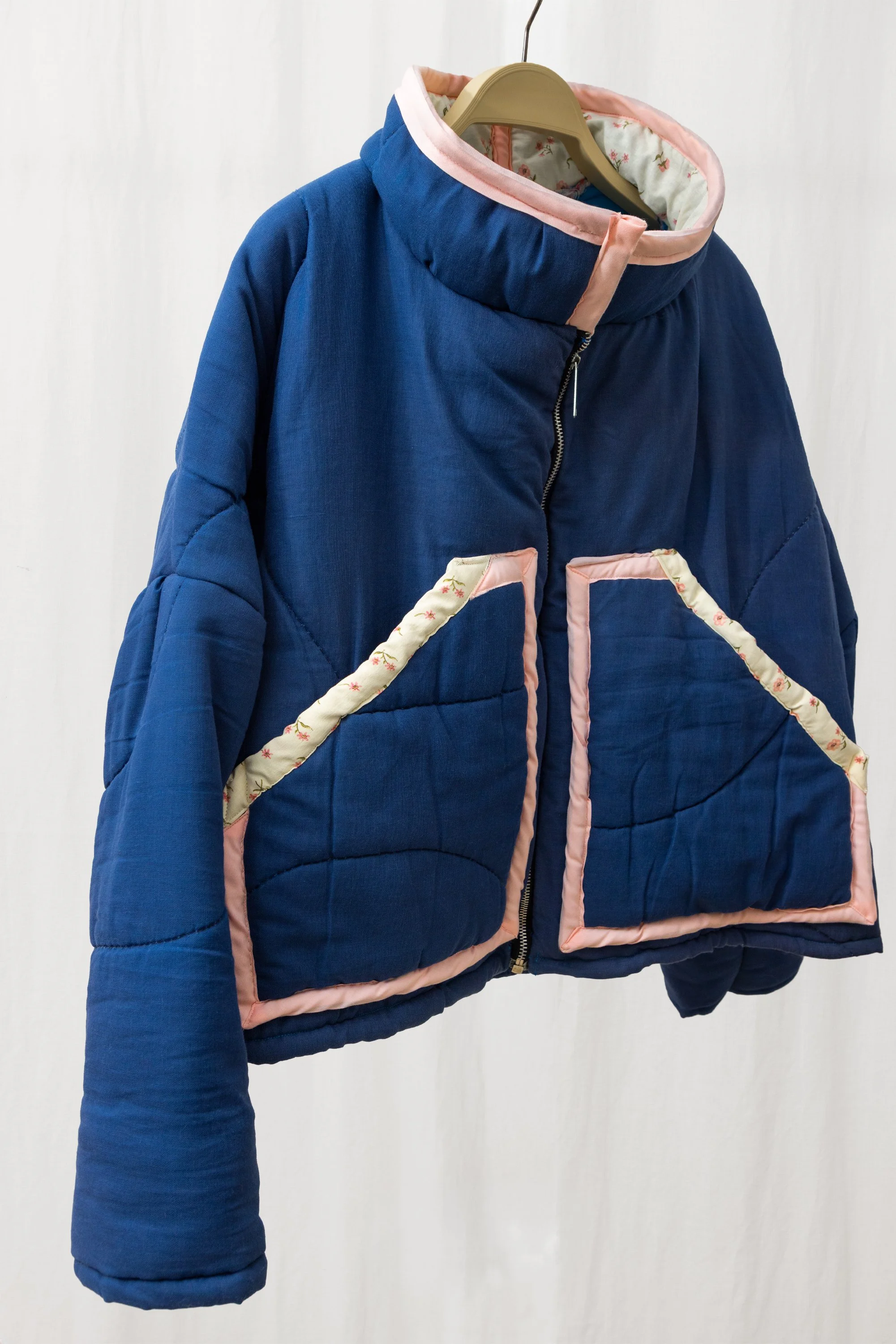 KATIE_STORE_JACKET_BLUE_SLEEPING_BAG_PUFFER_STUDIO_03.jpg