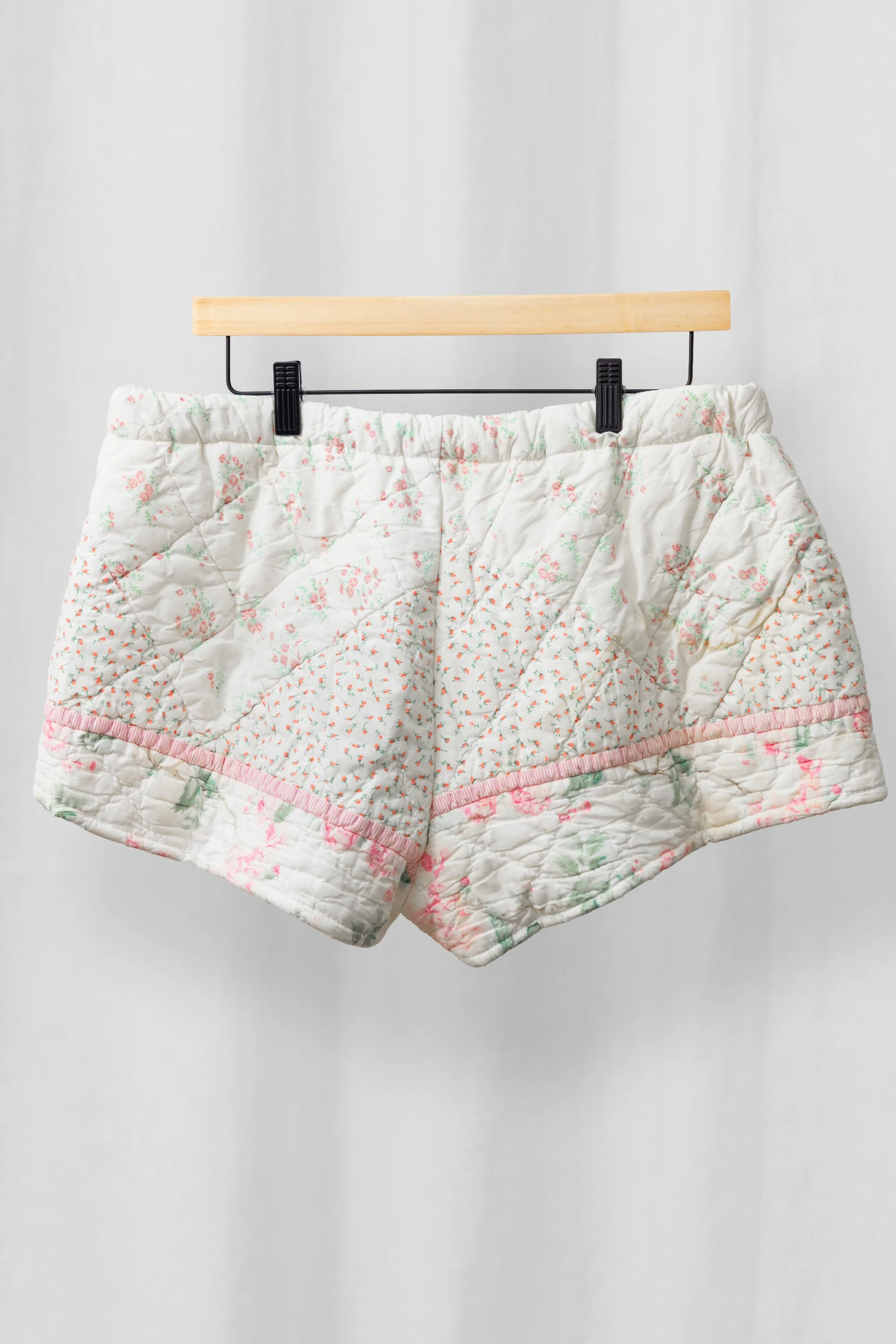 KATIE_STORE_SHORTS_WHITE_PINK_FLOWERS_QUILT_STUDIO_02.jpg