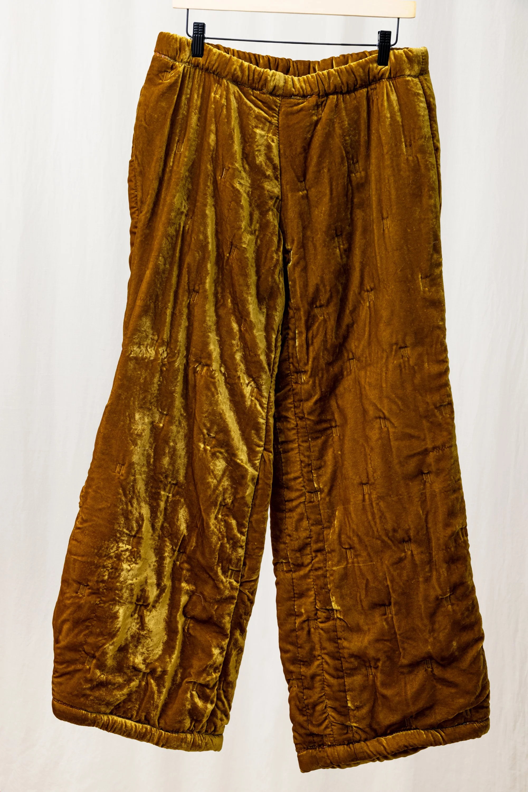 KATIE_STORE_SETS_GOLD_SUEDE_PANTS_STUDIO_01.jpg