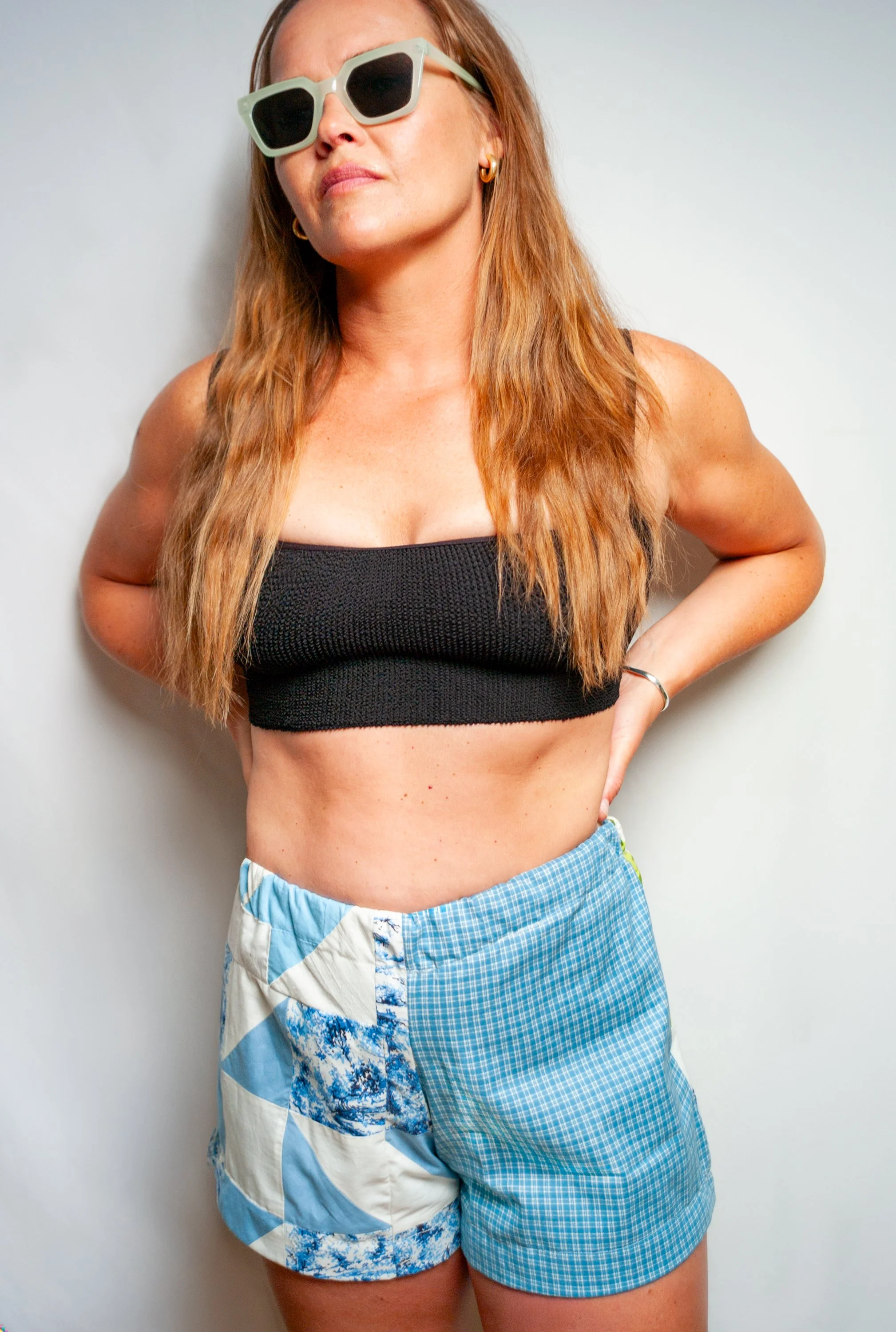 KATIE_STORE_SHORTS_BLUE_ZIGZAG_PATCH_LIFESTYLE_01.jpg