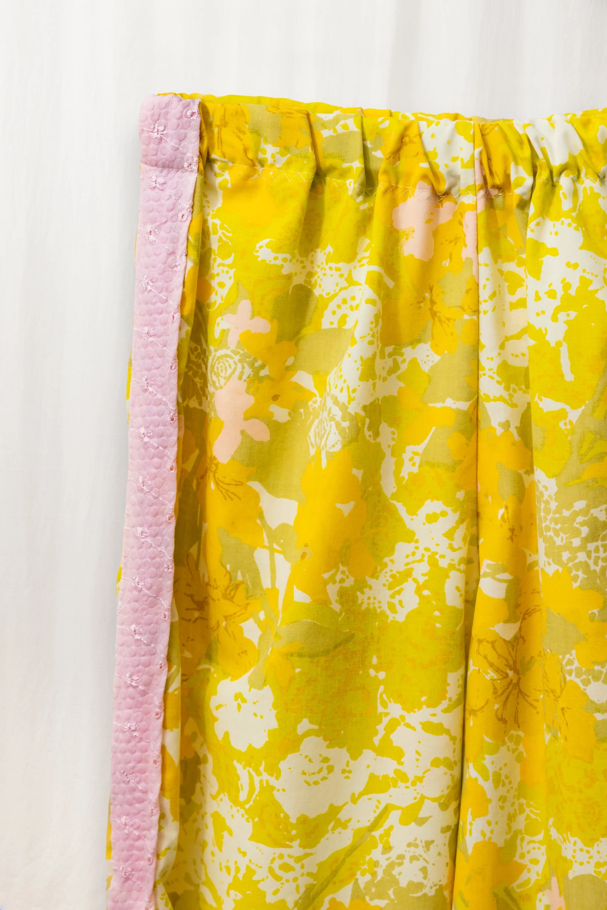 KATIE_STORE_PANTS_YELLOW_PINK_FLOWERS_STUDIO_02.jpg