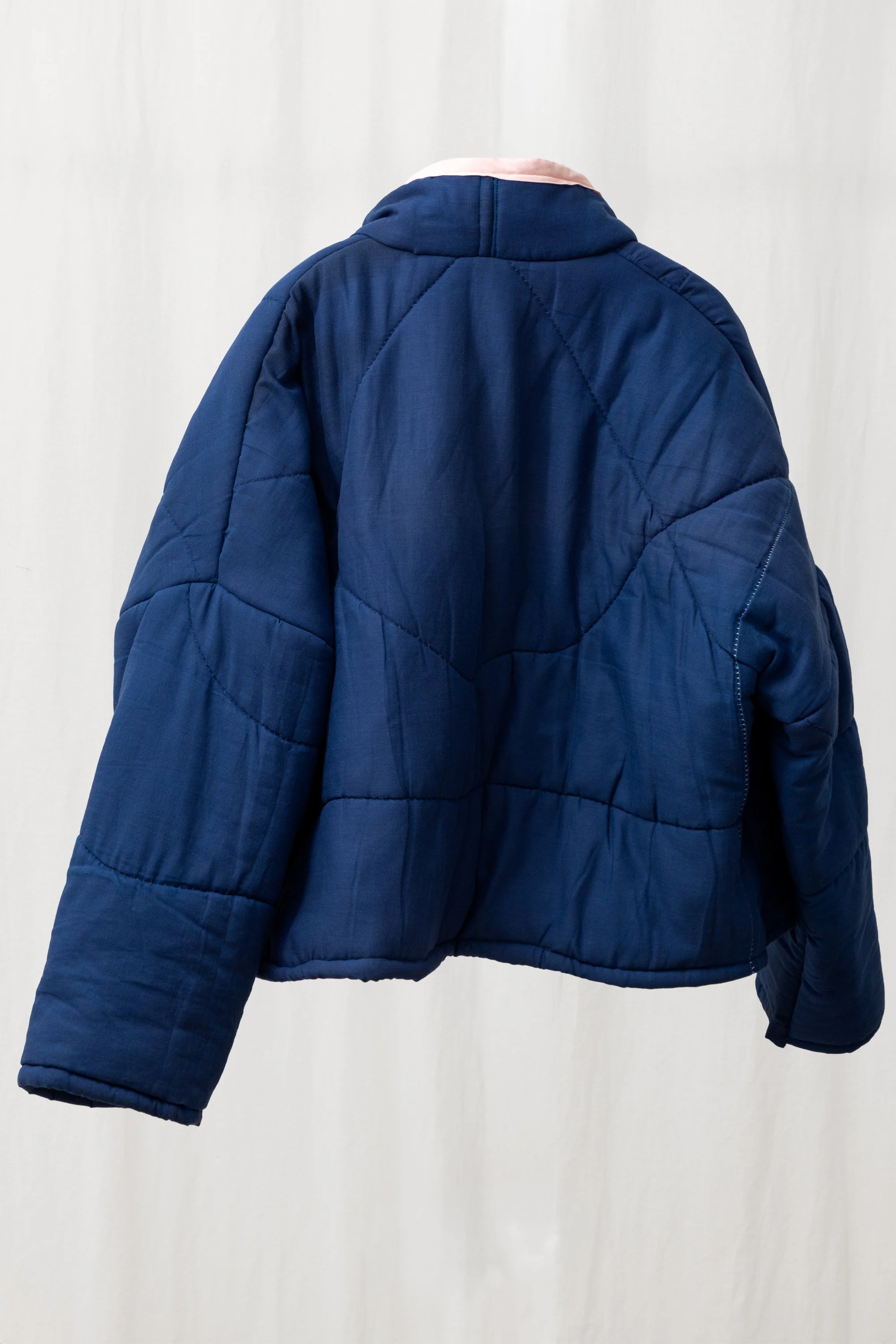 KATIE_STORE_JACKET_BLUE_SLEEPING_BAG_PUFFER_STUDIO_04.jpg