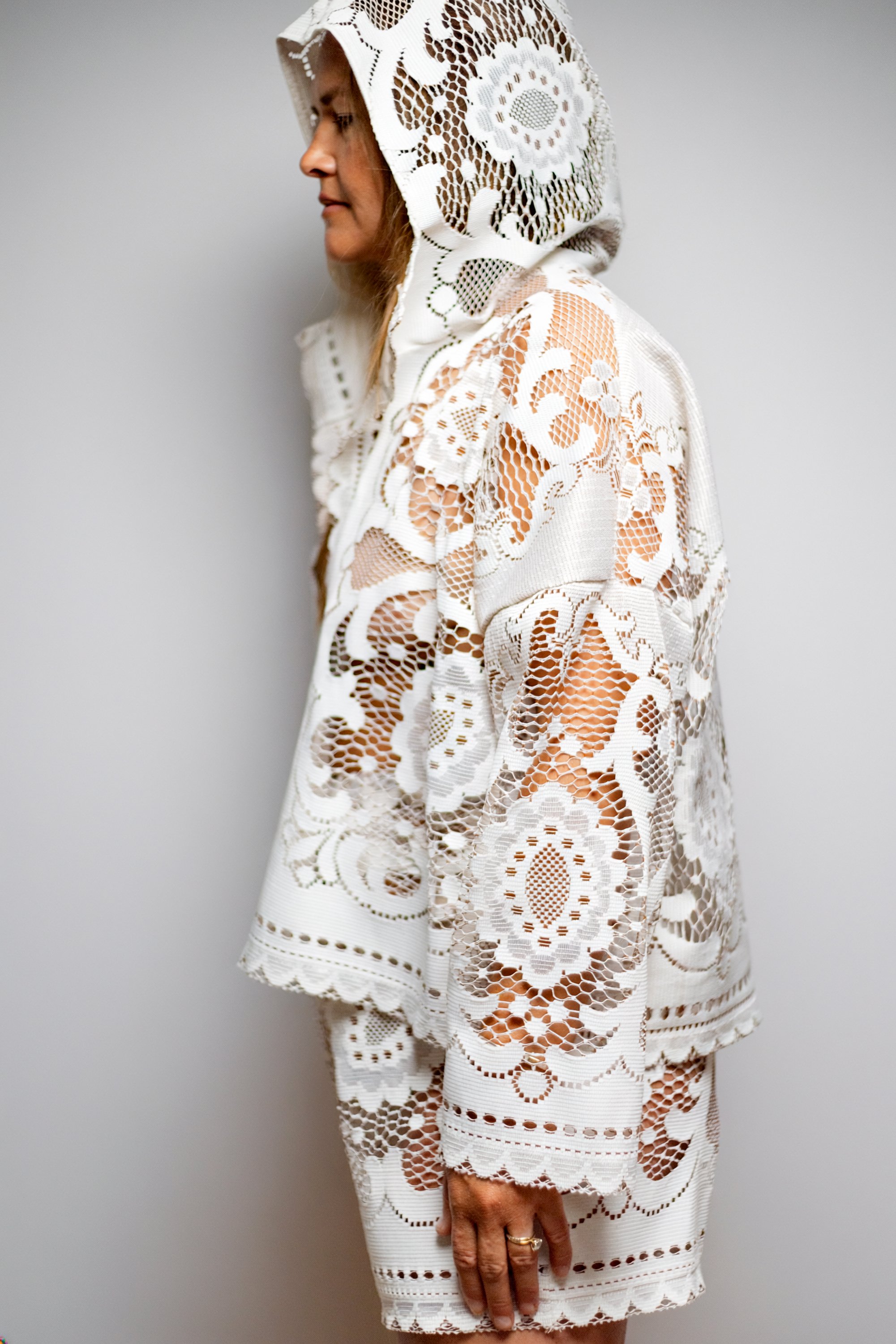 KATIE_STORE_SETS_WHITE_LACE_LIFESTYLE_07.jpg