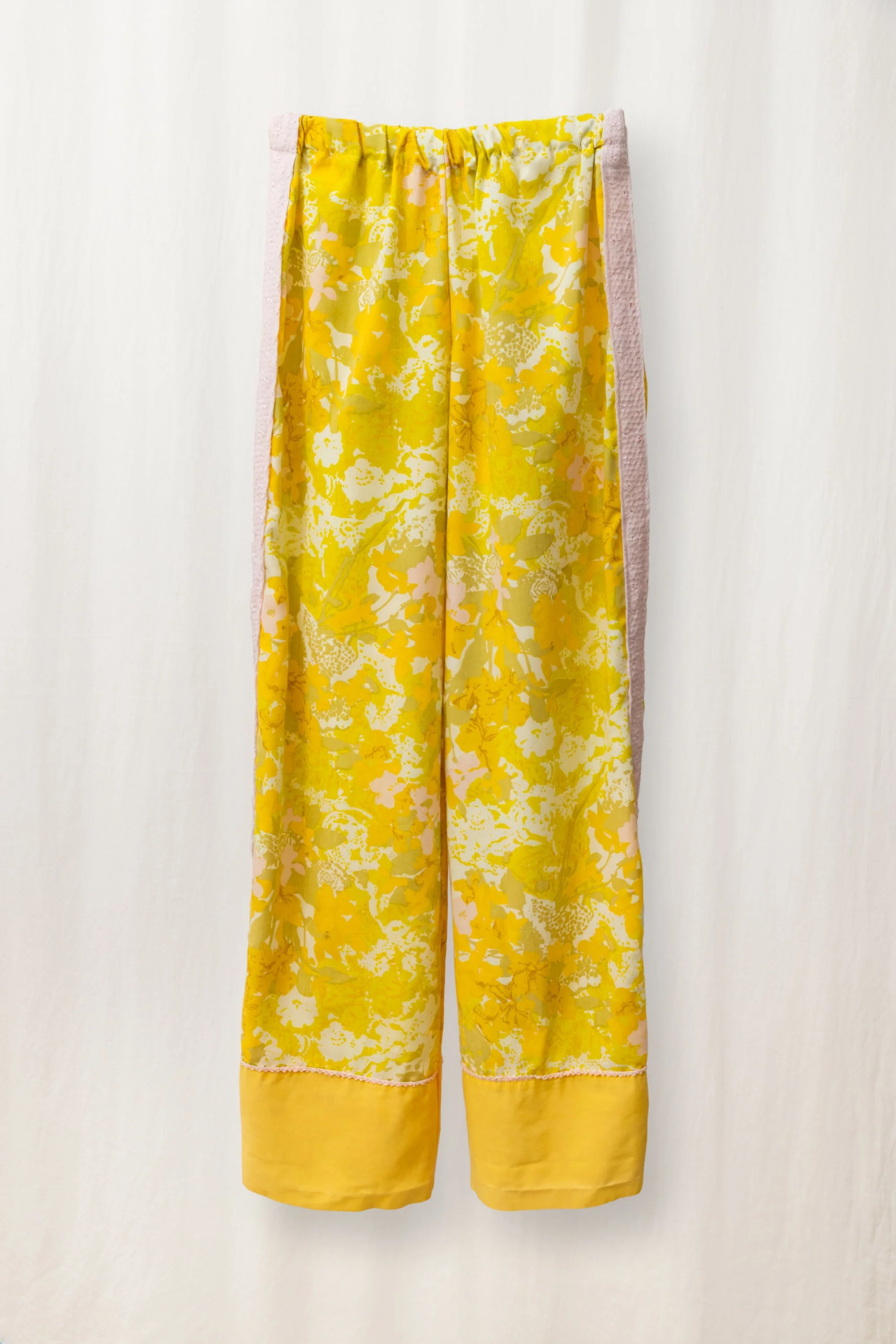 KATIE_STORE_PANTS_YELLOW_PINK_FLOWERS_STUDIO_01.jpg