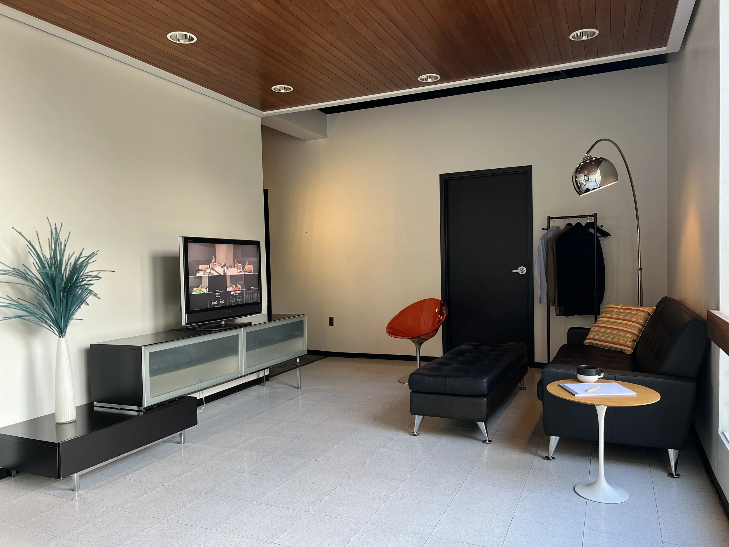 Green room lounge with seating and a TV at Studio TwentyOneTwelve in Portland