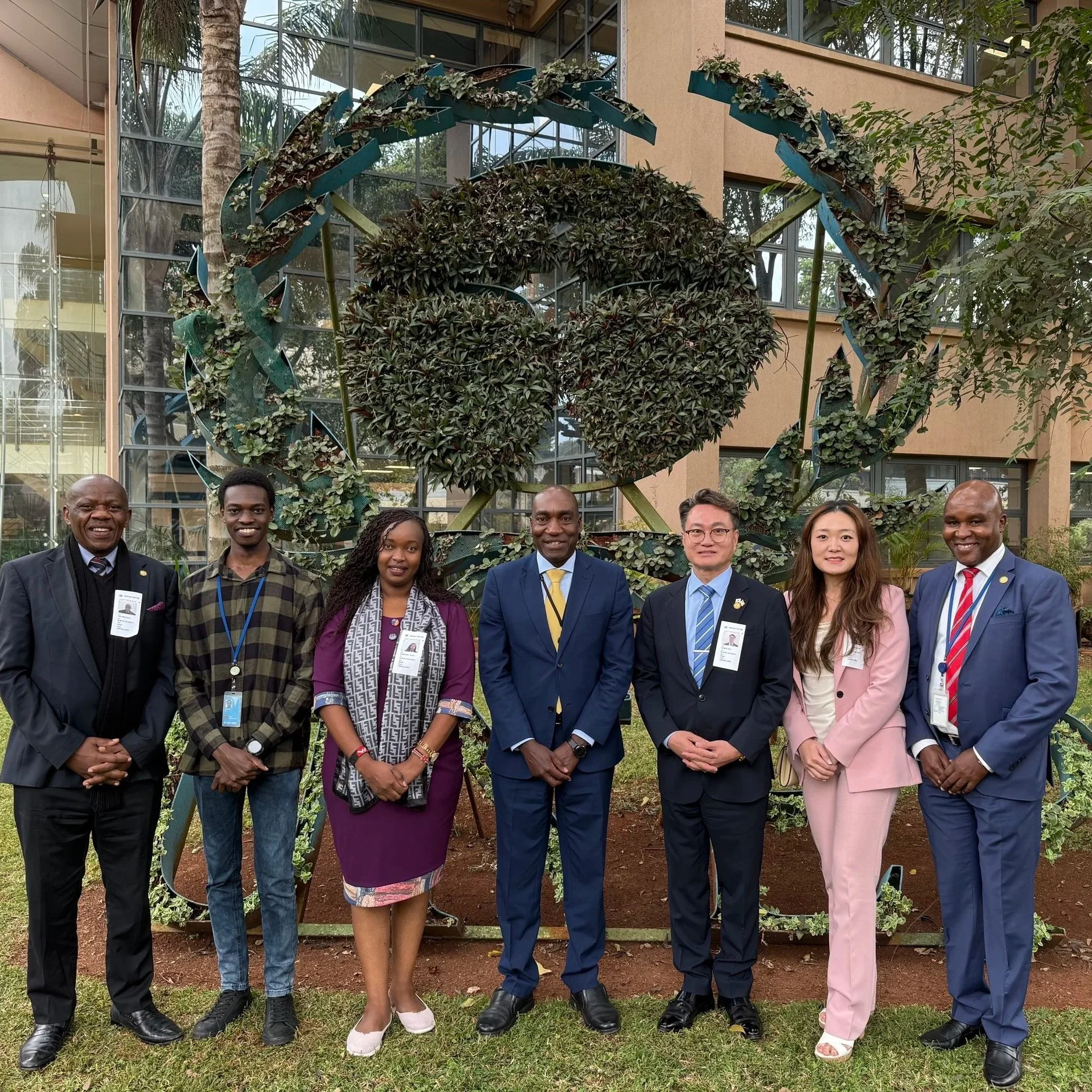 Picture in front of the UNEP office
Honorary Eric Simiyu Wafukho (Former Deputy of Ministry), Clive Donnley (Youth Climate Policy Advisor), Captain Dr. Ikuah (USKAA & GYLN Kenya Chapter President), David Imbisi (Programme Officer at UNEP), Robert Hyu