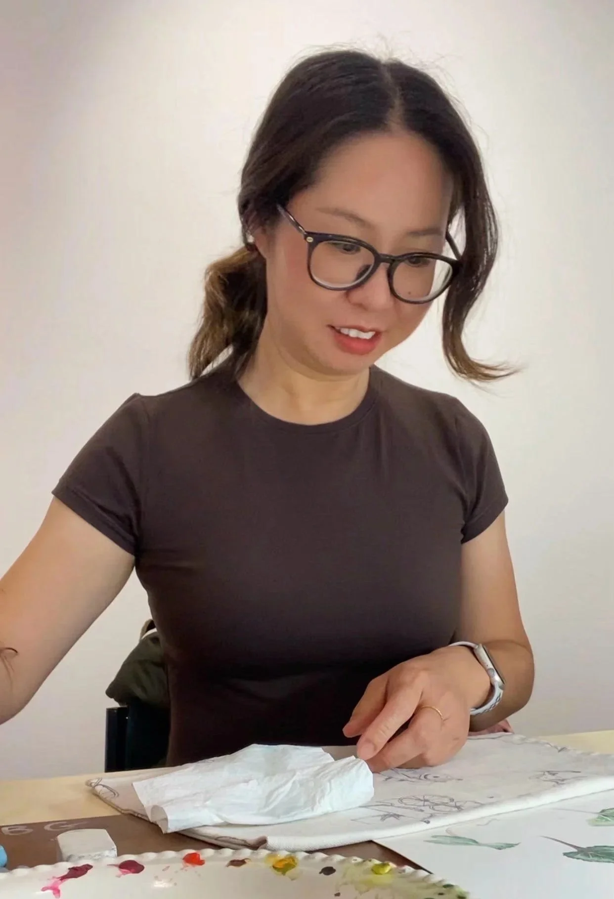 Meng Zhang is a botanical watercolour artist who finds beauty in the delicate details of nature. Through soft washes of colour, graceful lines, and careful observation, she transforms flowers, leaves, and plants into expressive works of art.