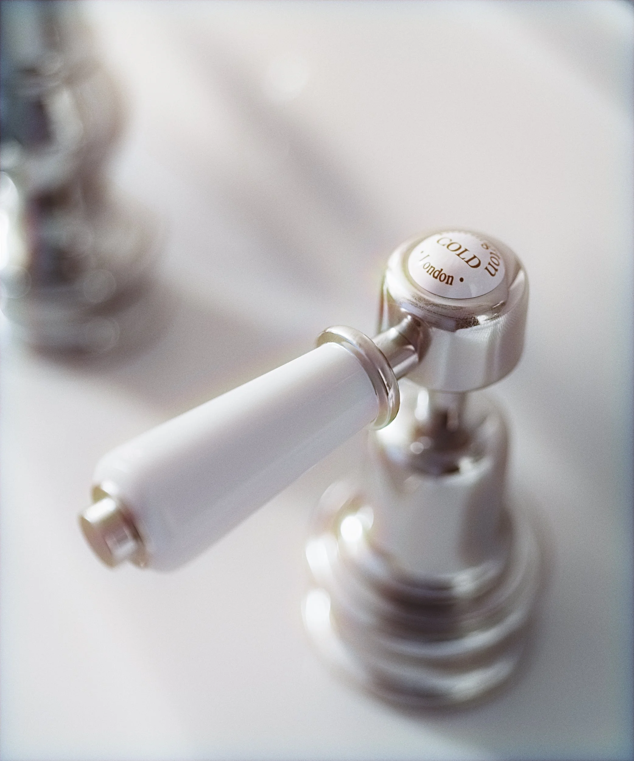 Classic london-style bathroom_04.jpg