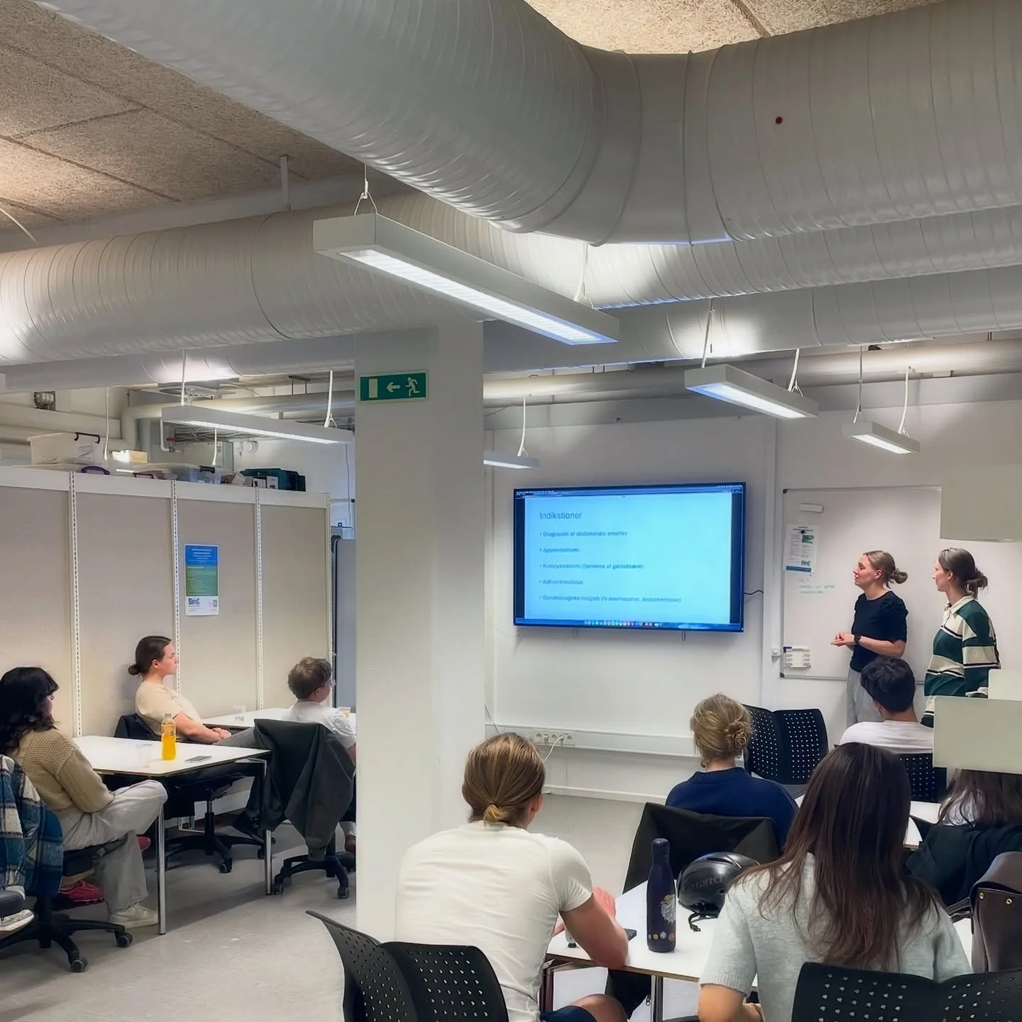 🔬 Laparoskopikursus for SAKS-medlemmer 🔬

I torsdags afholdte vi endnu et hands-on laparoskopikursus 👩&zwj;⚕️👨&zwj;⚕️

Efter en inspirerende introduktion fra dagens undervisere, Ann-Sophie Jensen og Cecilie Brandt fra Afd. A, blev deltagerne kast