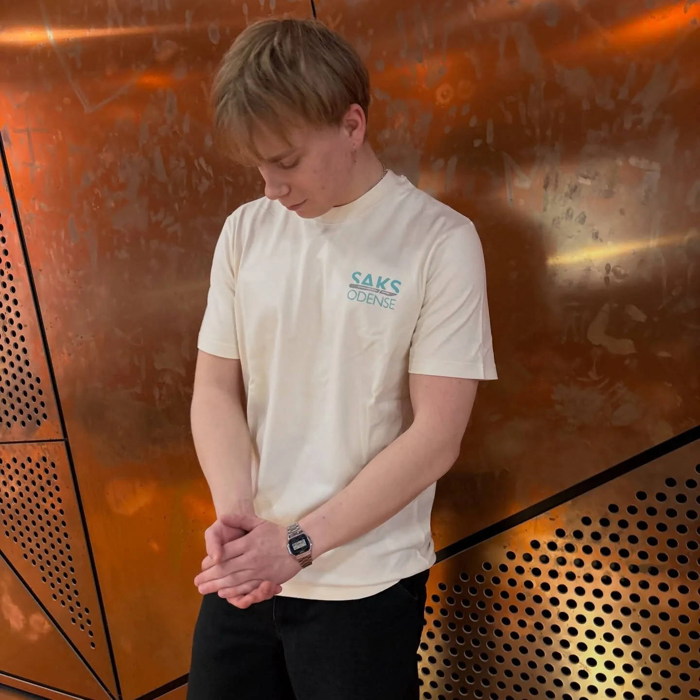 Med nyt logo f&oslash;lger selvf&oslash;lgelig ogs&aring; nye t-shirts 👕

Vi er stolte af at pr&aelig;sentere en ny loose-fit T-shirt i sk&oslash;n kvalitet og en naturlig, r&aring;hvid nuance. Fronten er holdt enkel og stilren med det nye logo, men