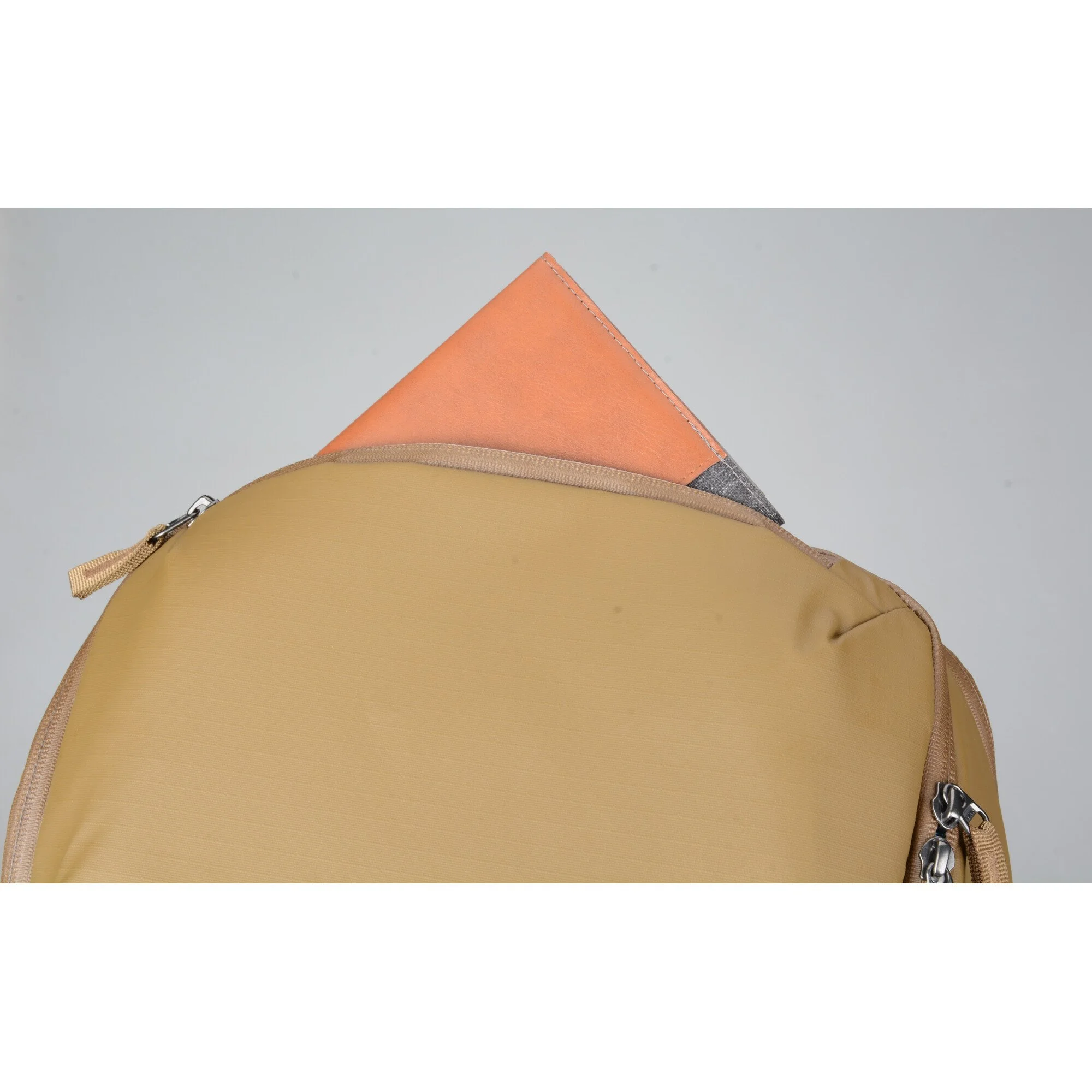 Summit-Creative-Metropolis-Backpack-22l-champagne-3.jpg