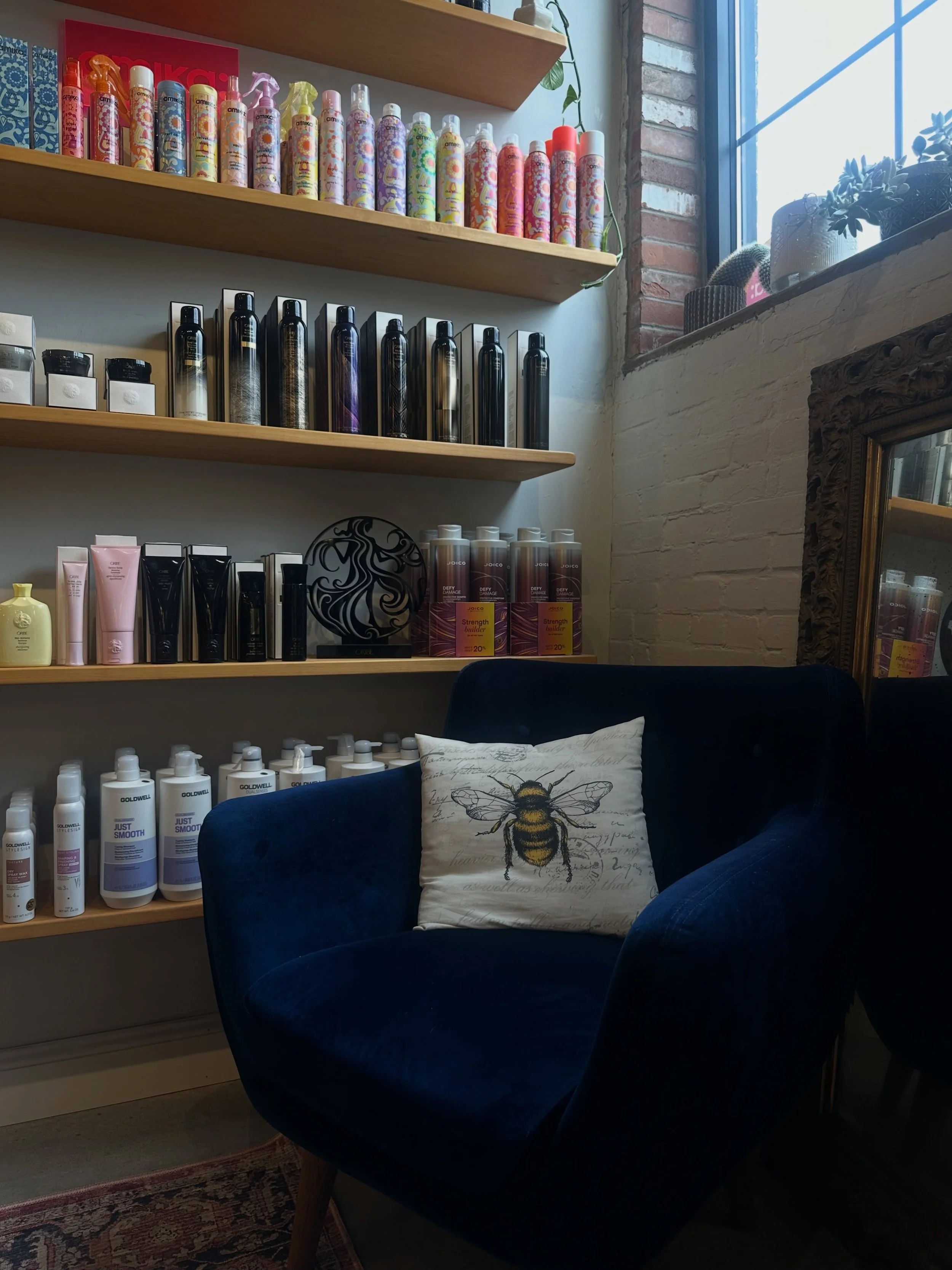 The waiting area 🐝💛

&bull;
&bull;

#Localhoneybeautyhive #thriveinthehive #buffalohair #buffalohairsalon #buffalostylist