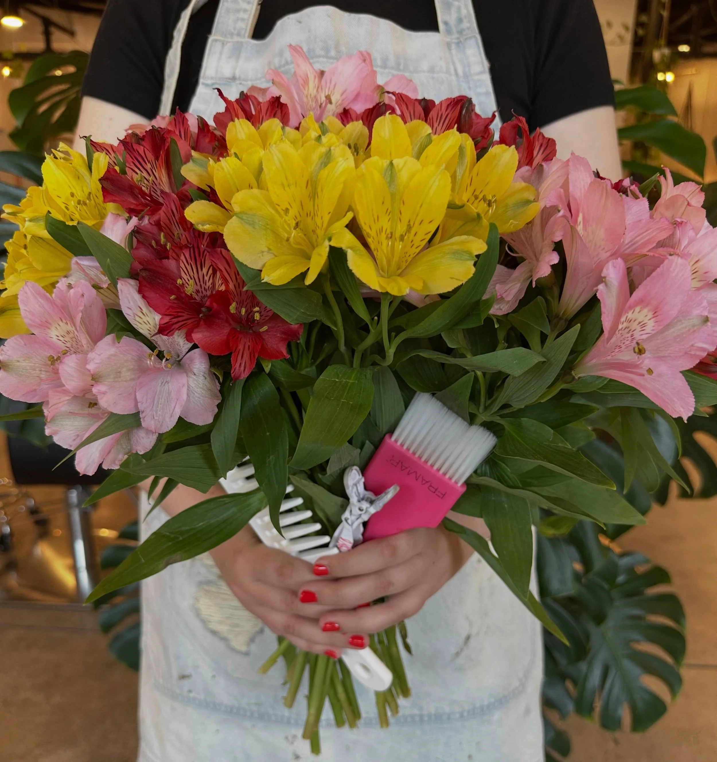 Our favorite kind of bouquet 🎀 

&bull;
&bull;

#Localhoneybeautyhive #thriveinthehive #buffalohair #buffalohairsalon #buffalostylist