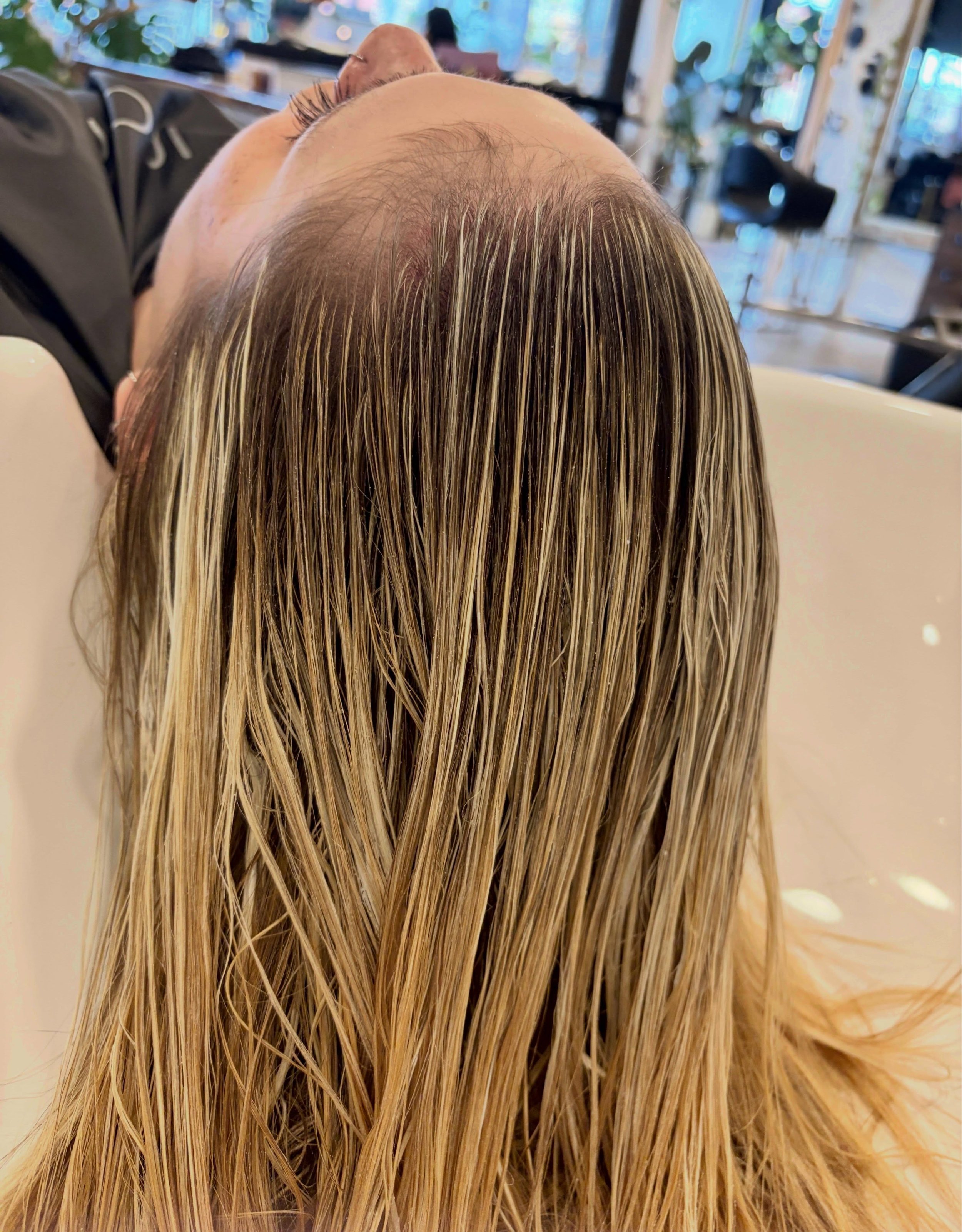 Foil pull, pre toner
Artist - @hairby_marissapfalzer 

&bull;
&bull;

#Localhoneybeautyhive #thriveinthehive #buffalohair #buffalohairsalon #buffalostylist