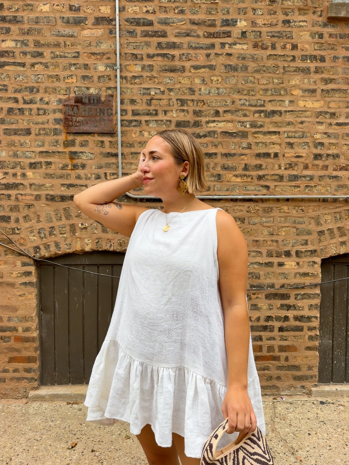 we truly are in the dog days of summer, and that calls for wearing nothing more than I have to and this little @leahgracemargaret babydoll dress made from a vintage linen tablecloth is fitting the bill quite nicely 🙂&zwj;↕️🙂&zwj;↕️ 

you can grab t