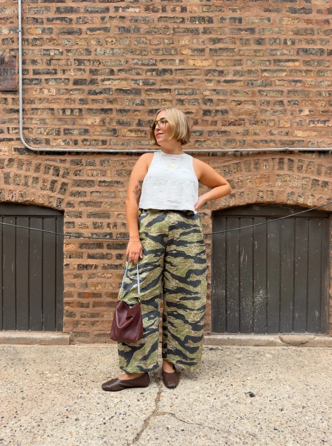 new autumn pant obsession unlocked 🙂&zwj;↕️ these are the @florachild.co #sorrelpants made in a lightweight cotton twill from @spoonflower . I made these in a size F, but the beauty of these pants is that they have either an adjustable button tab (S