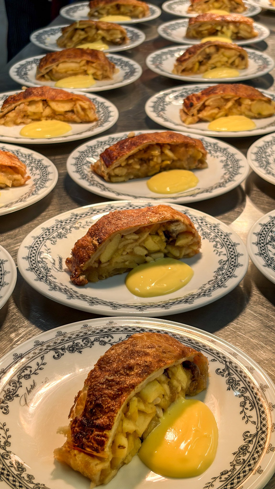 Fetta di torta di patate con un uovo sodo su un piatto con decori floreali.