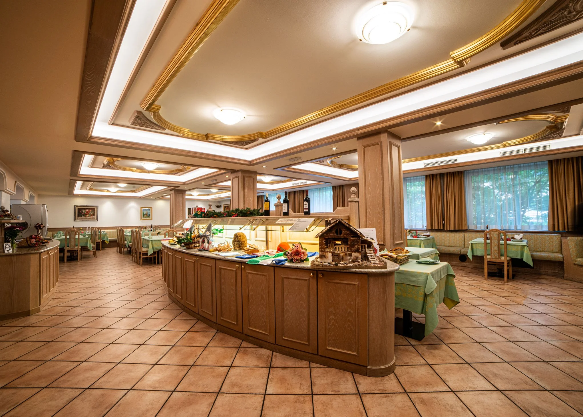 Sala del ristorante dell'Hotel Crescenzia in Val di Fassa
