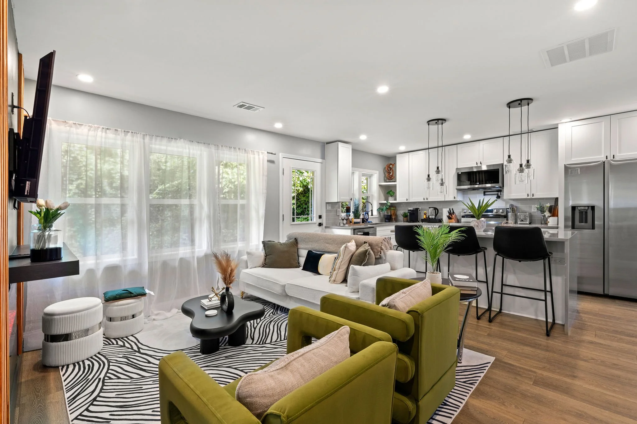 THE CARTER HOUSE | 1,156 sq. ft. fully furnished Airbnb