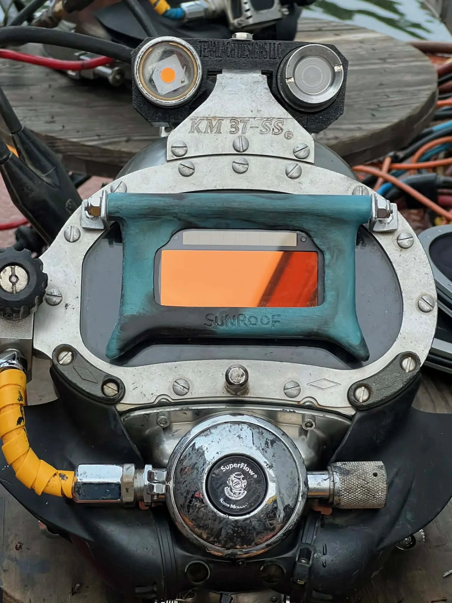 Underwater auto darken welding lens