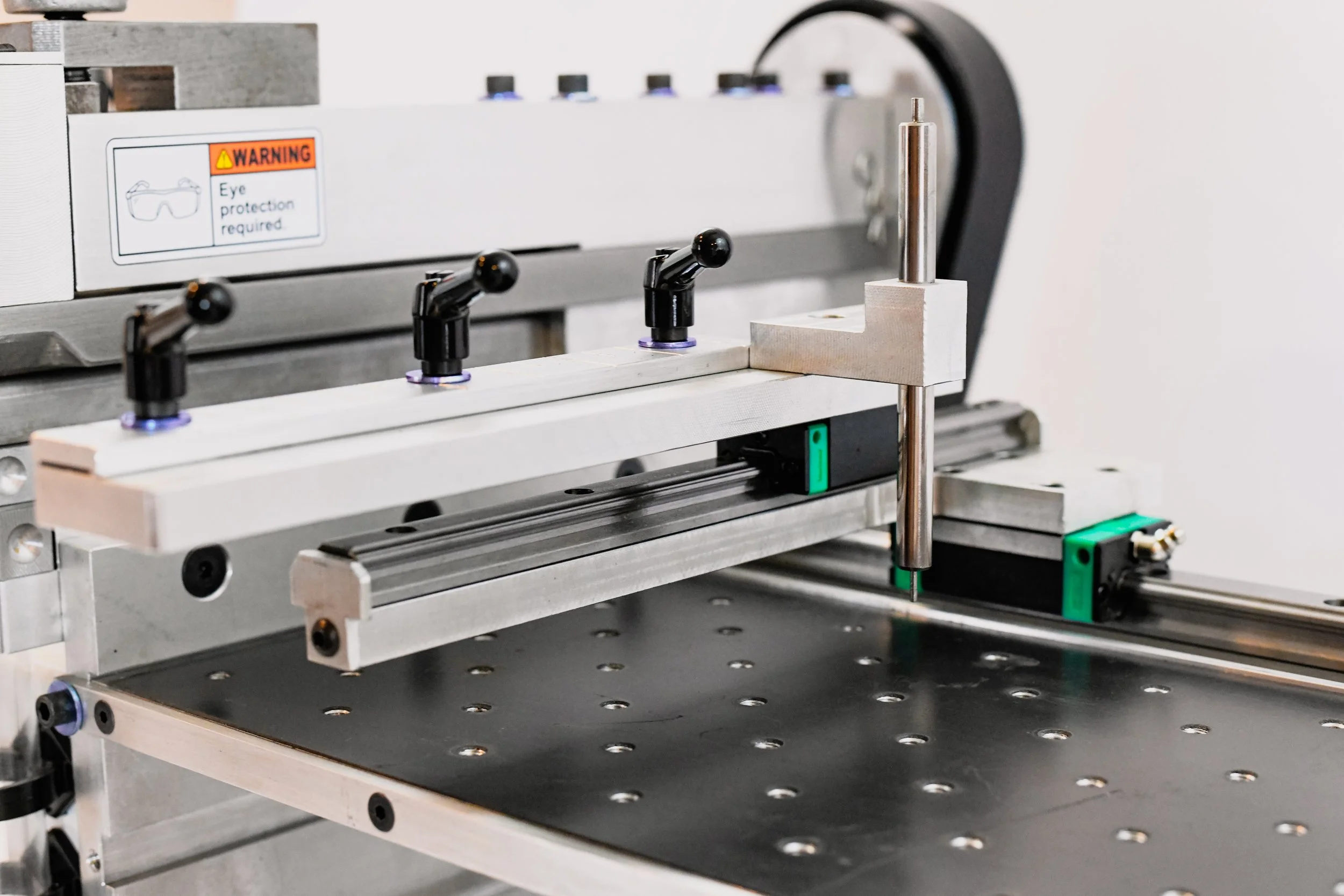 CUTTING WINDOW:
8 1/2" x 16 5/8" / 215.9mm x 422.28 mm
               MOTION SYSTEM:
Precision Linear Bearing X and Y Motion
