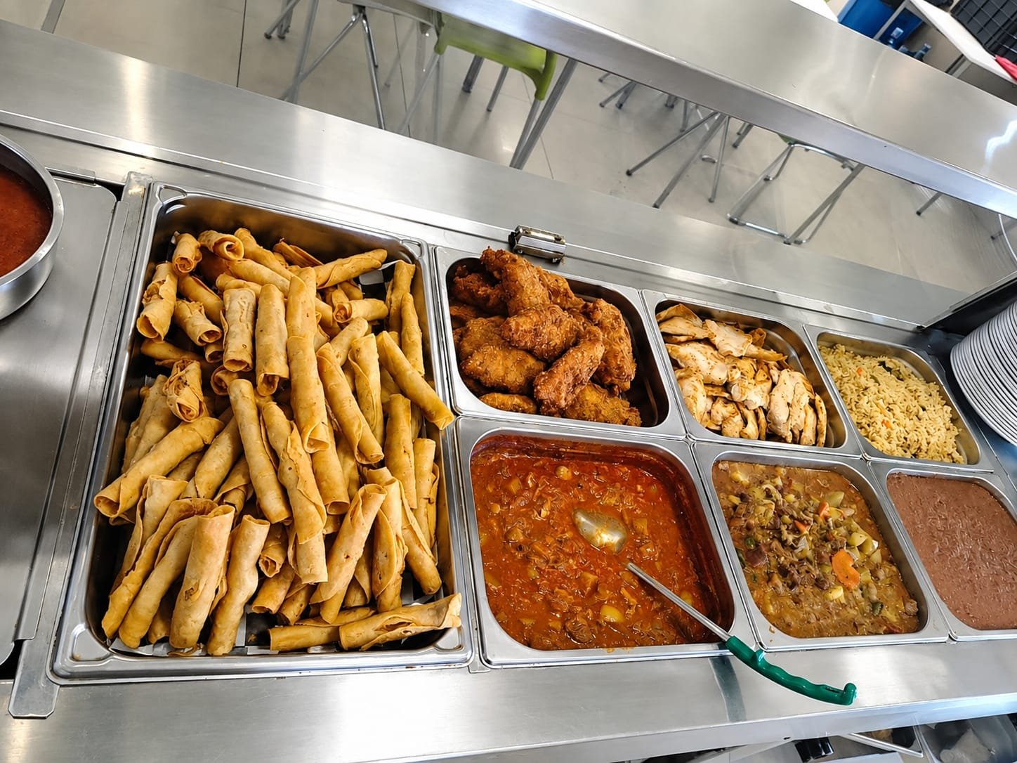 Plato de comida variedad de alimentos mexicanos en un puesto de buffet