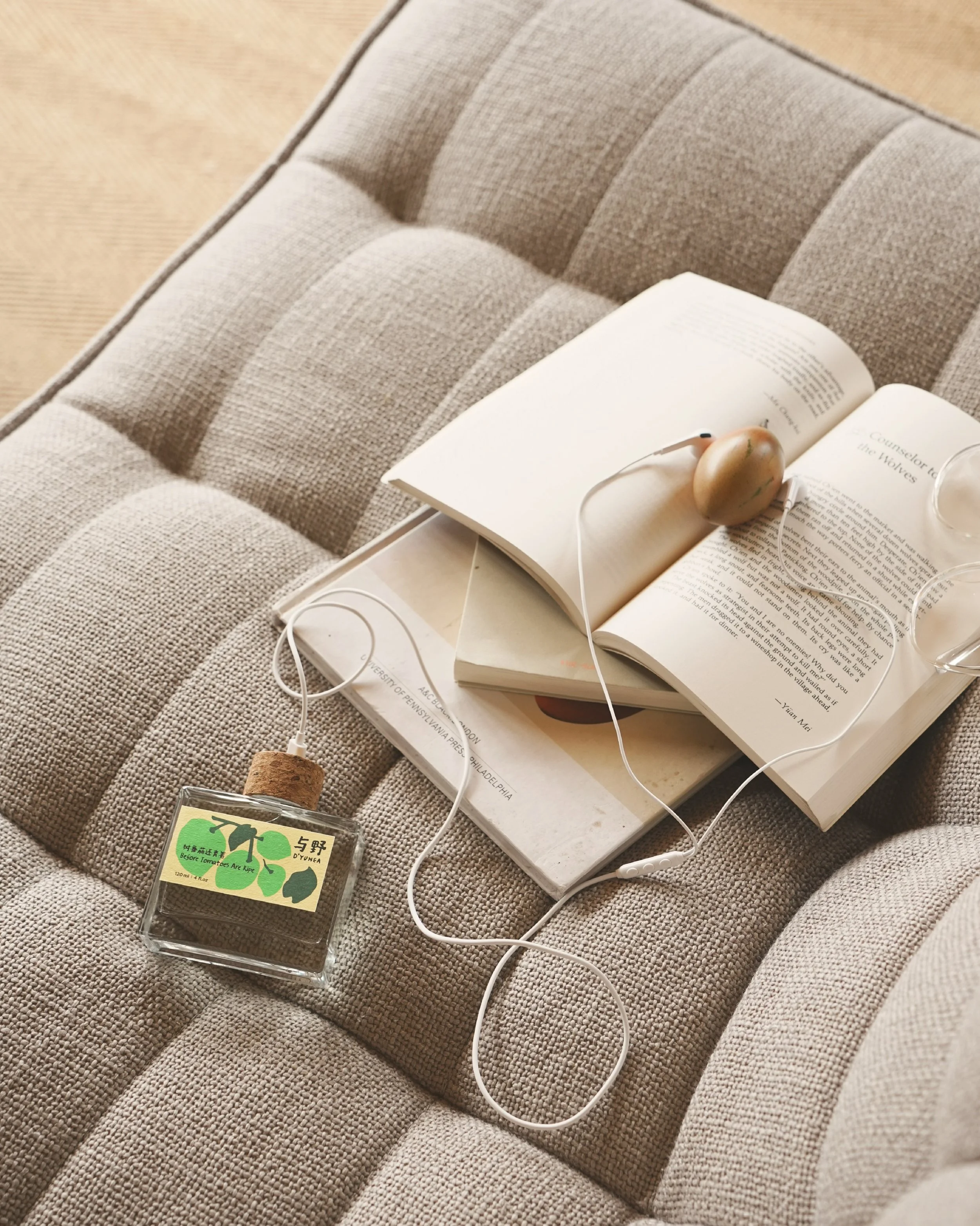 Before Tomatoes Are Ripe📖

You turn to the next page.
The tree tomatoes are still green.

The sunlight shifts a little,
the earphones are tangled beside the pages,
and the afternoon quietly drifts by.

[Before Tomatoes Are Ripe] 120ML Fragrance diff