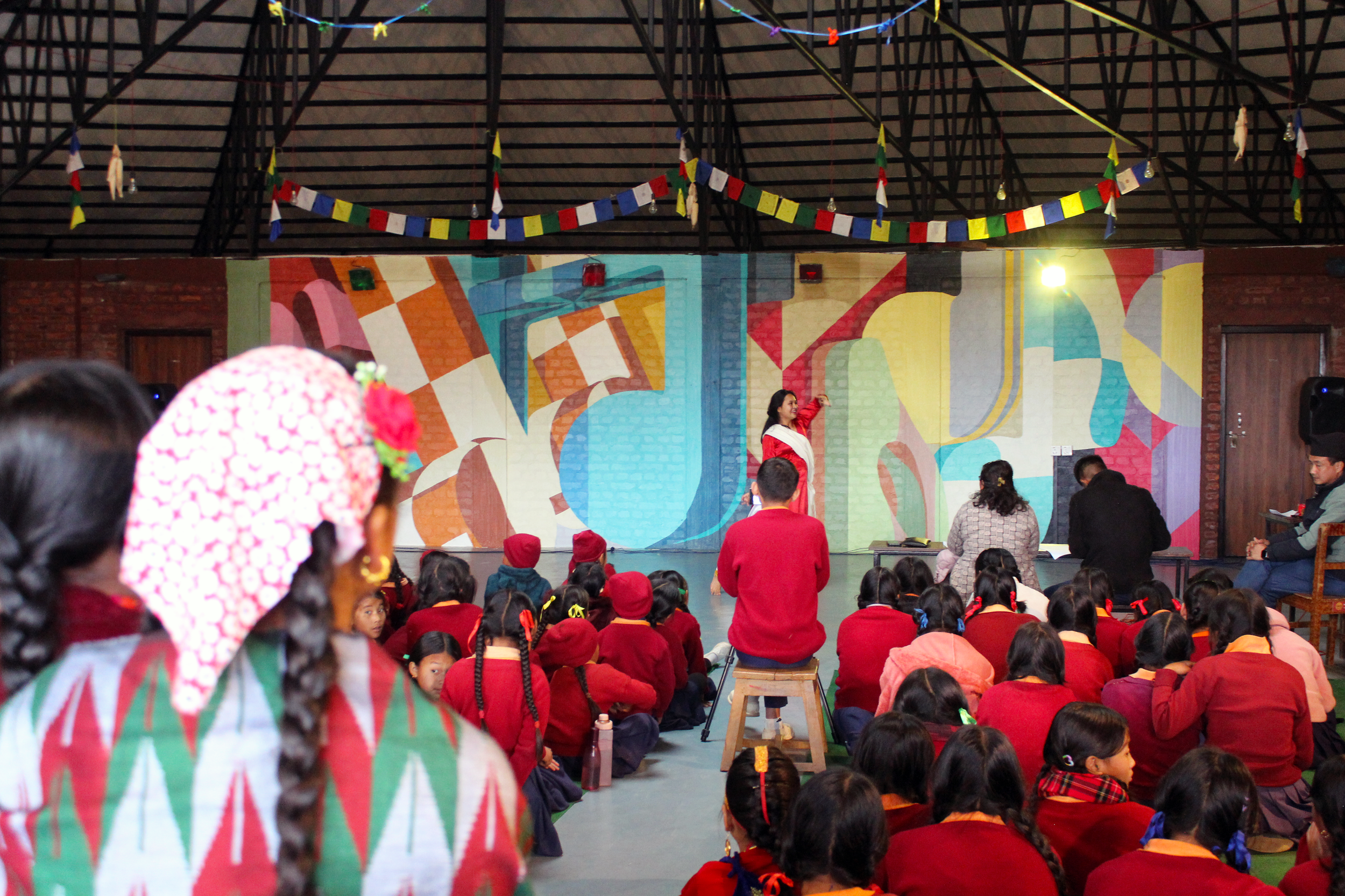 LS_MURAL_ArtistLindertSteegen_CourtesyKalkmanGallery_Performance2.png