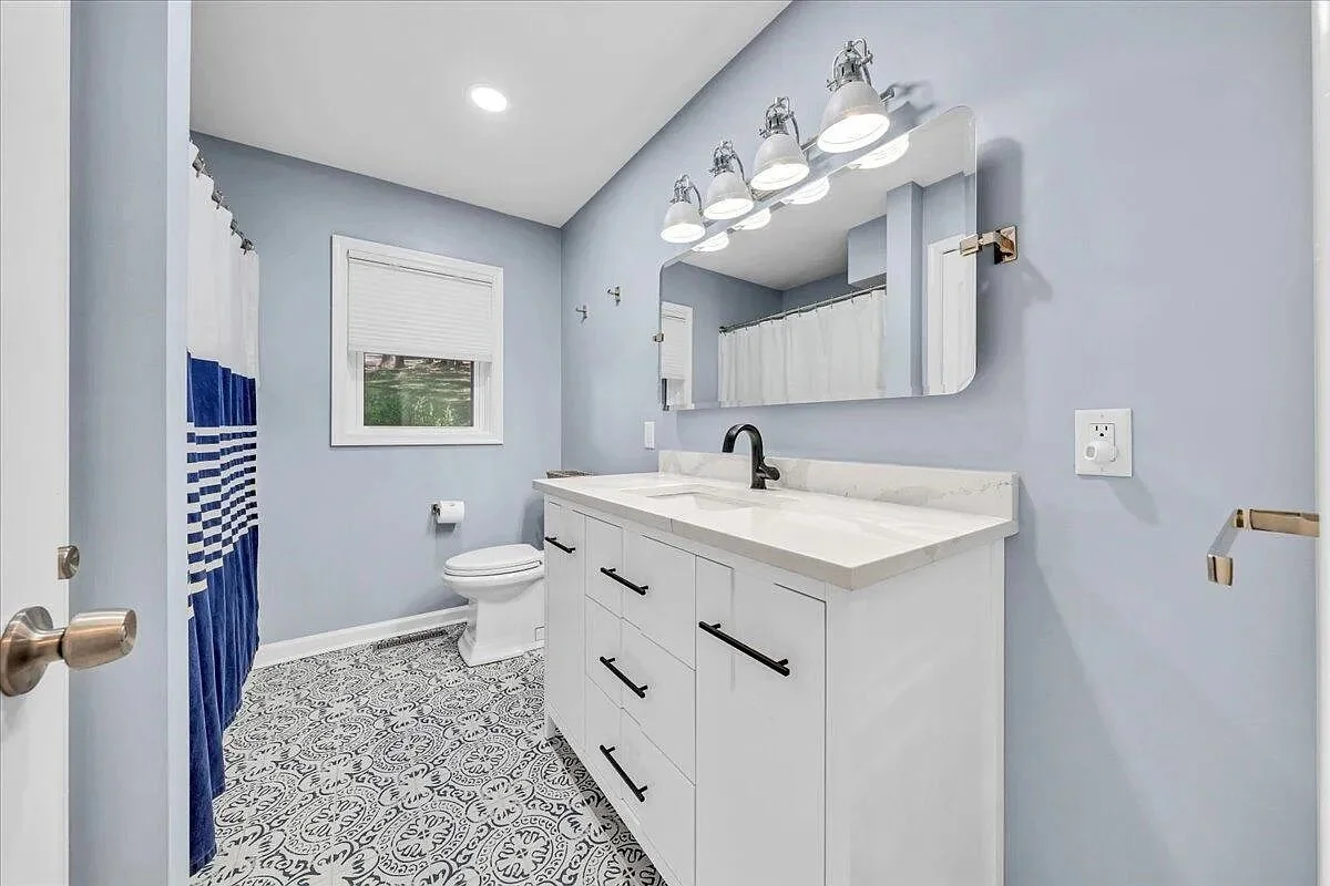 Main Level Bath.jpg