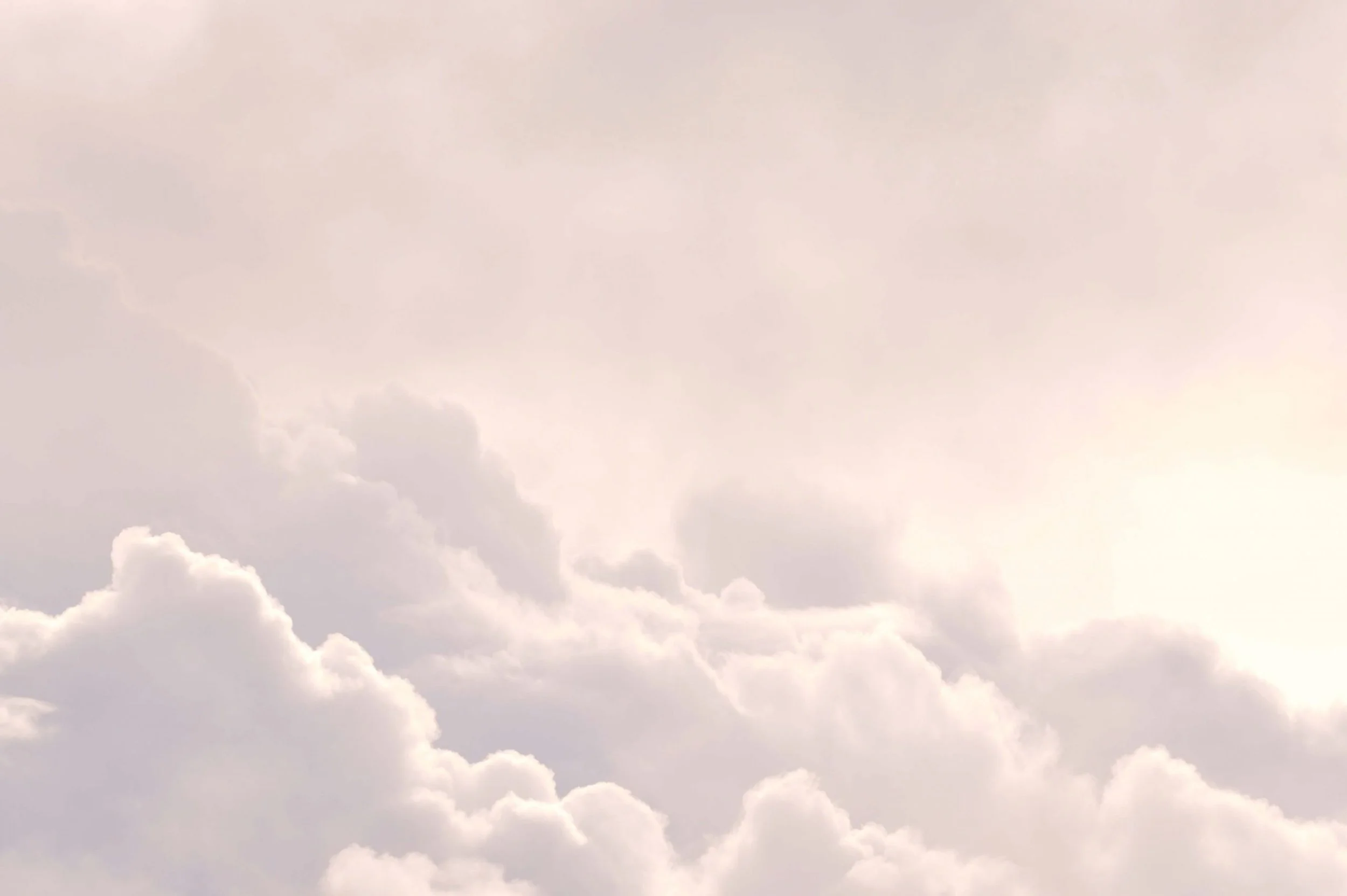 Lucht met wolken en een heldere hemel.