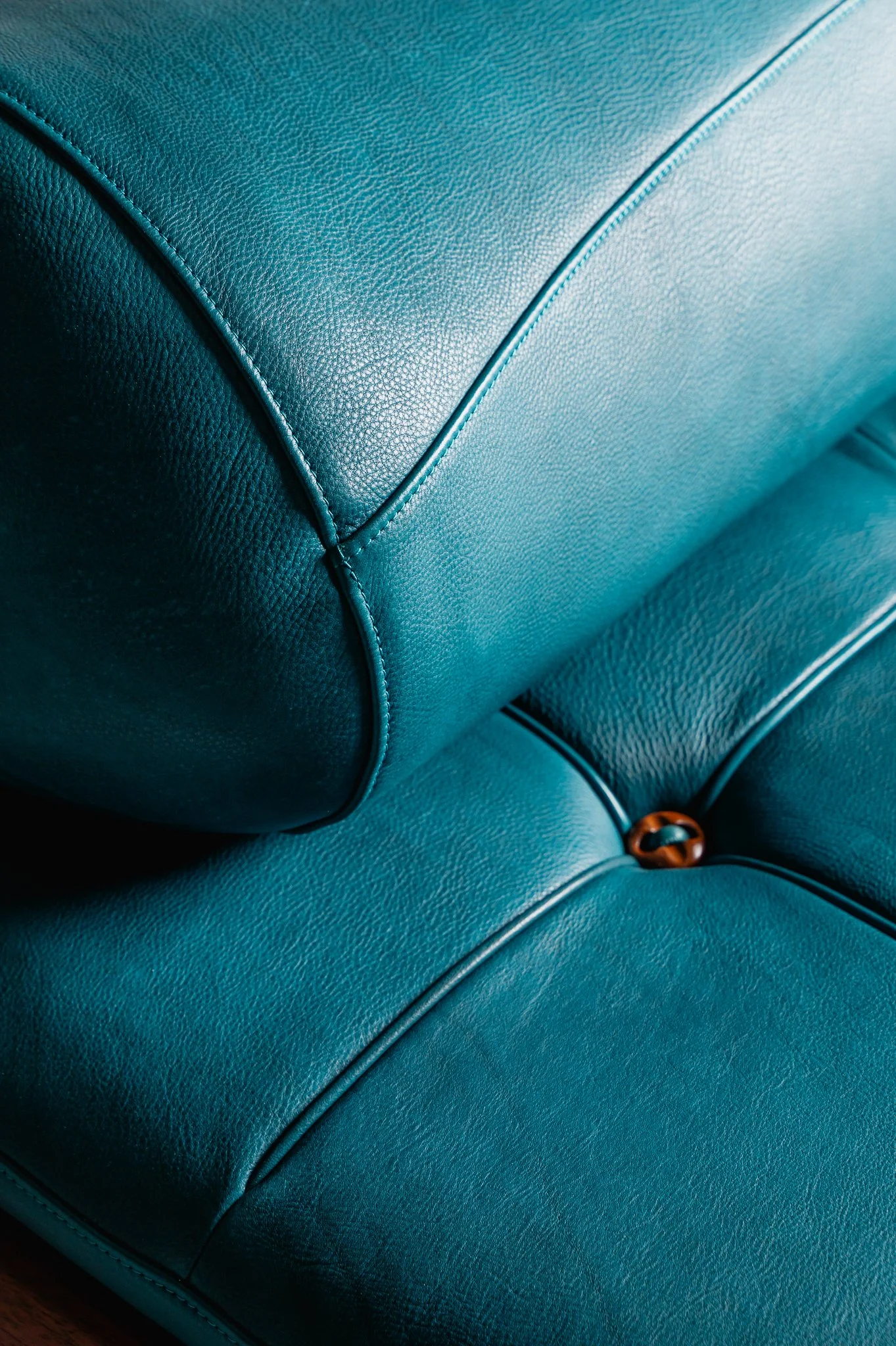 Rosetta Daybed full-grain Ocean leather.