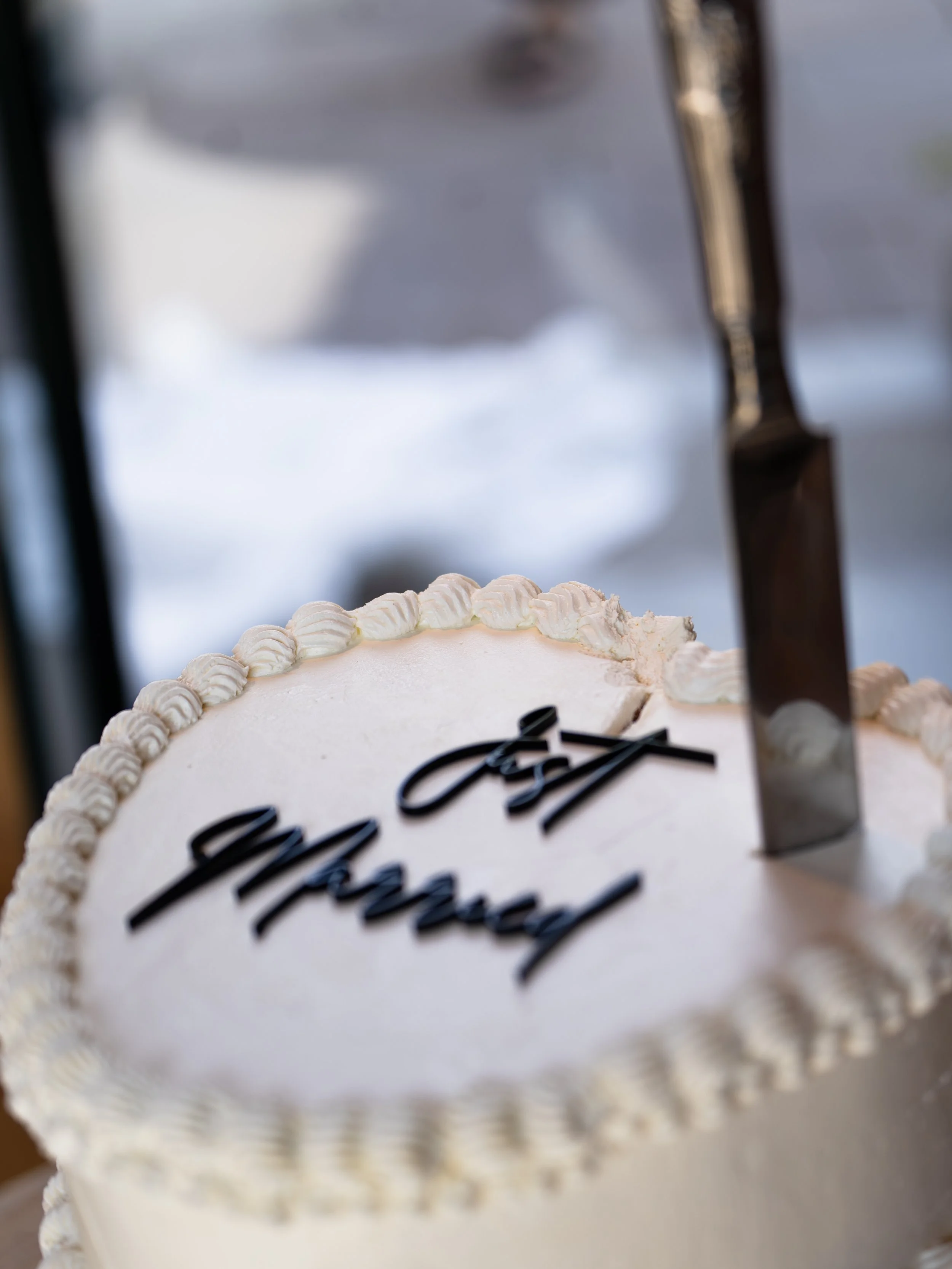 Minimalist Wedding Cake saying "just married"