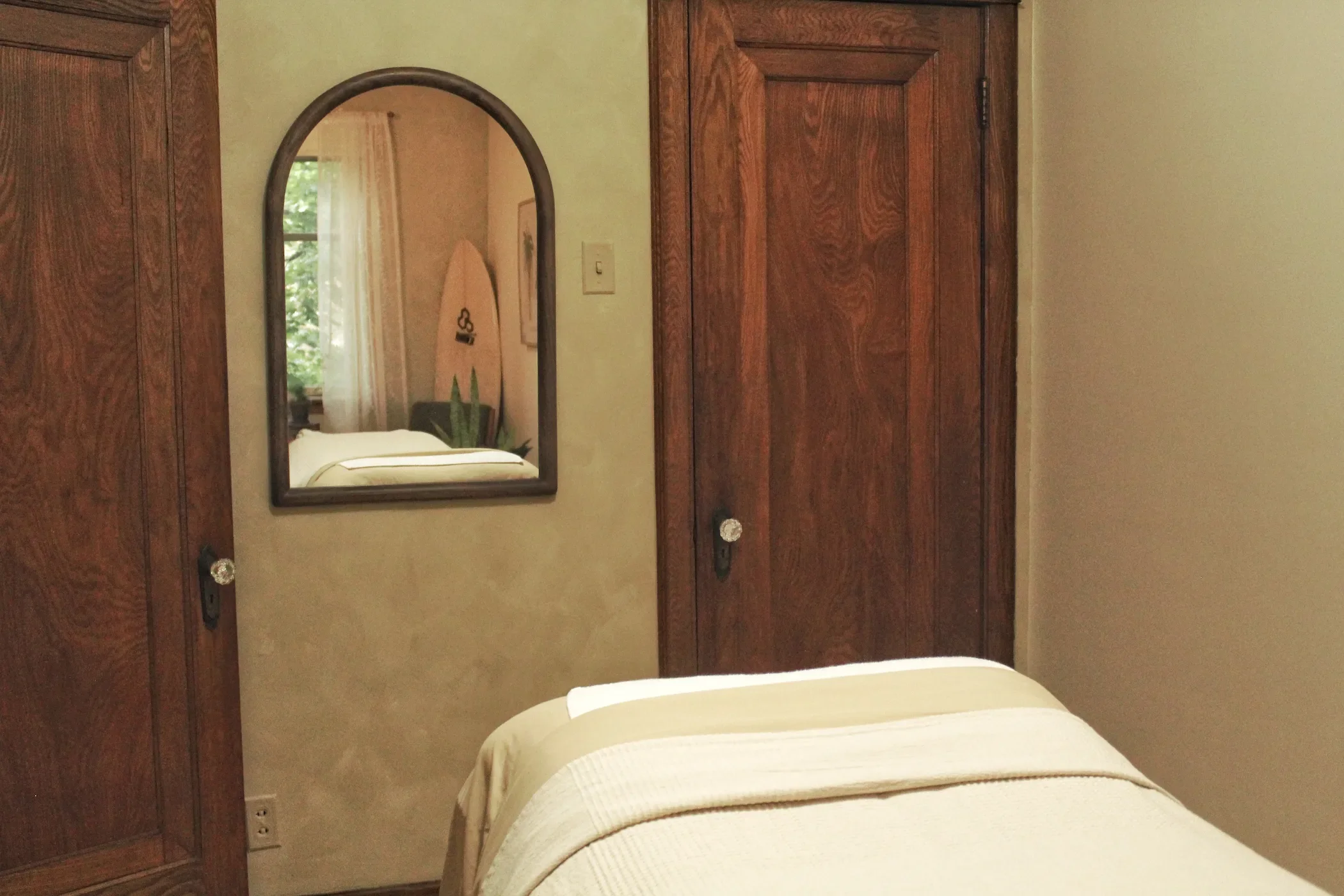 Calm treatment space at Kyma Facial Care in Rosemont, Montreal.