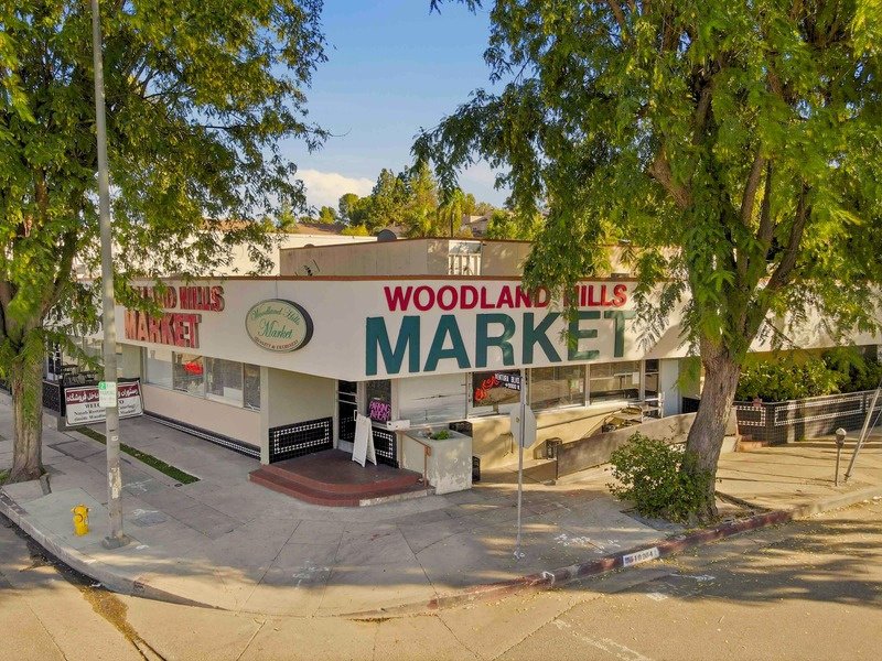 19964_Ventura_Blvd_Corner_Exterior.jpg