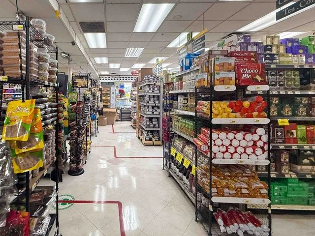 19964_Ventura_Blvd_Interior_Aisle.jpg