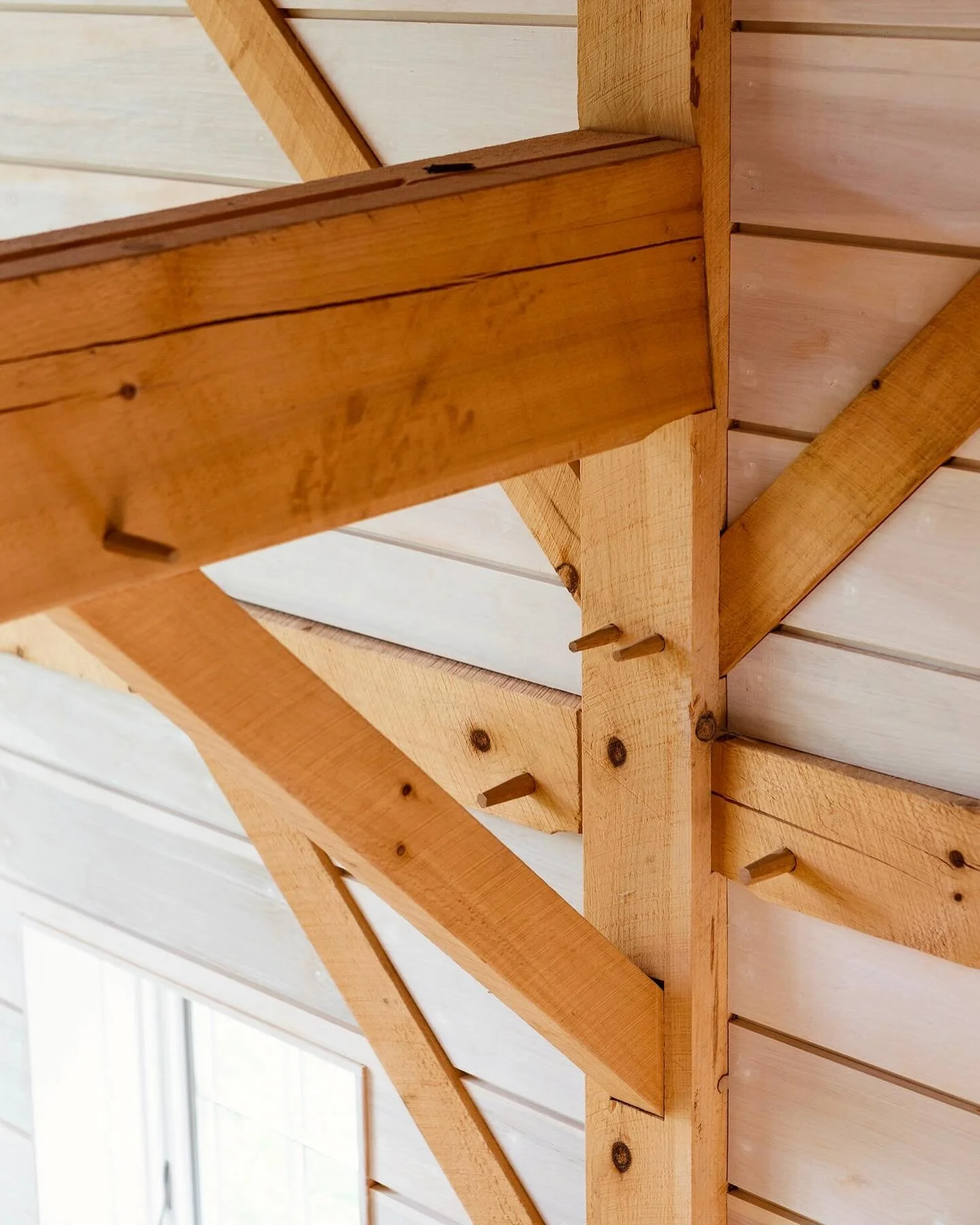 The joinery at the Studio Barn is one of my favorite details. Going back to a post and beam vernacular is not only beautiful, it also has a lower carbon footprint than most modern steel attachments. 🌎 🪵

Photography by @sashaisrael 
Build by @wkt_c