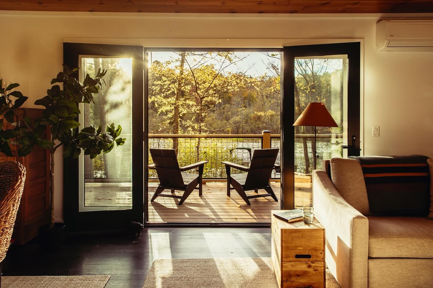 Magical light at the Lakeview House project we just wrapped up in the Berkshires.

Photography by @sashaisrael