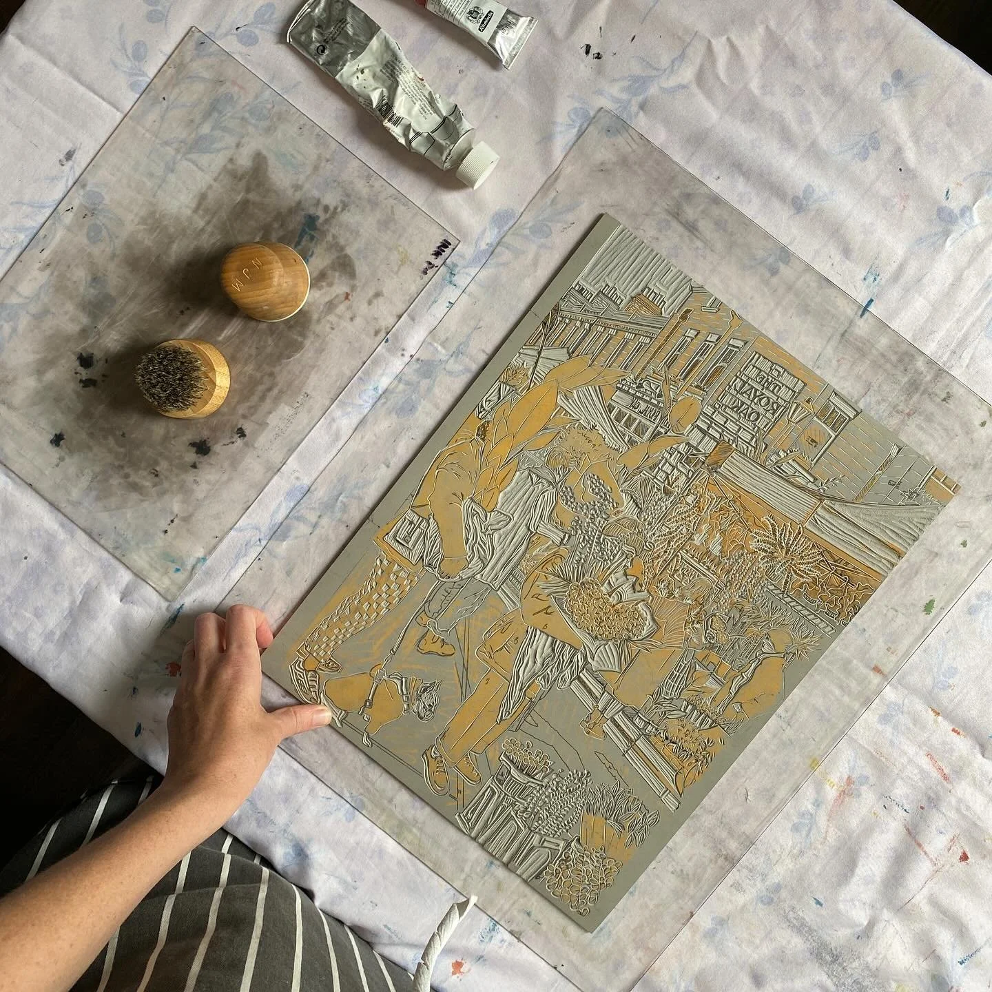 A little bit of behind the scenes for the &lsquo;Columbia Road Market&rsquo; print.
.
.
.
.
.
#BexMenziesStudio #australiancreative #printlife #linocut #earthypalette #blockprint #e17art #blockprinting #estyshop #design #earthytones #eastlondoncreati