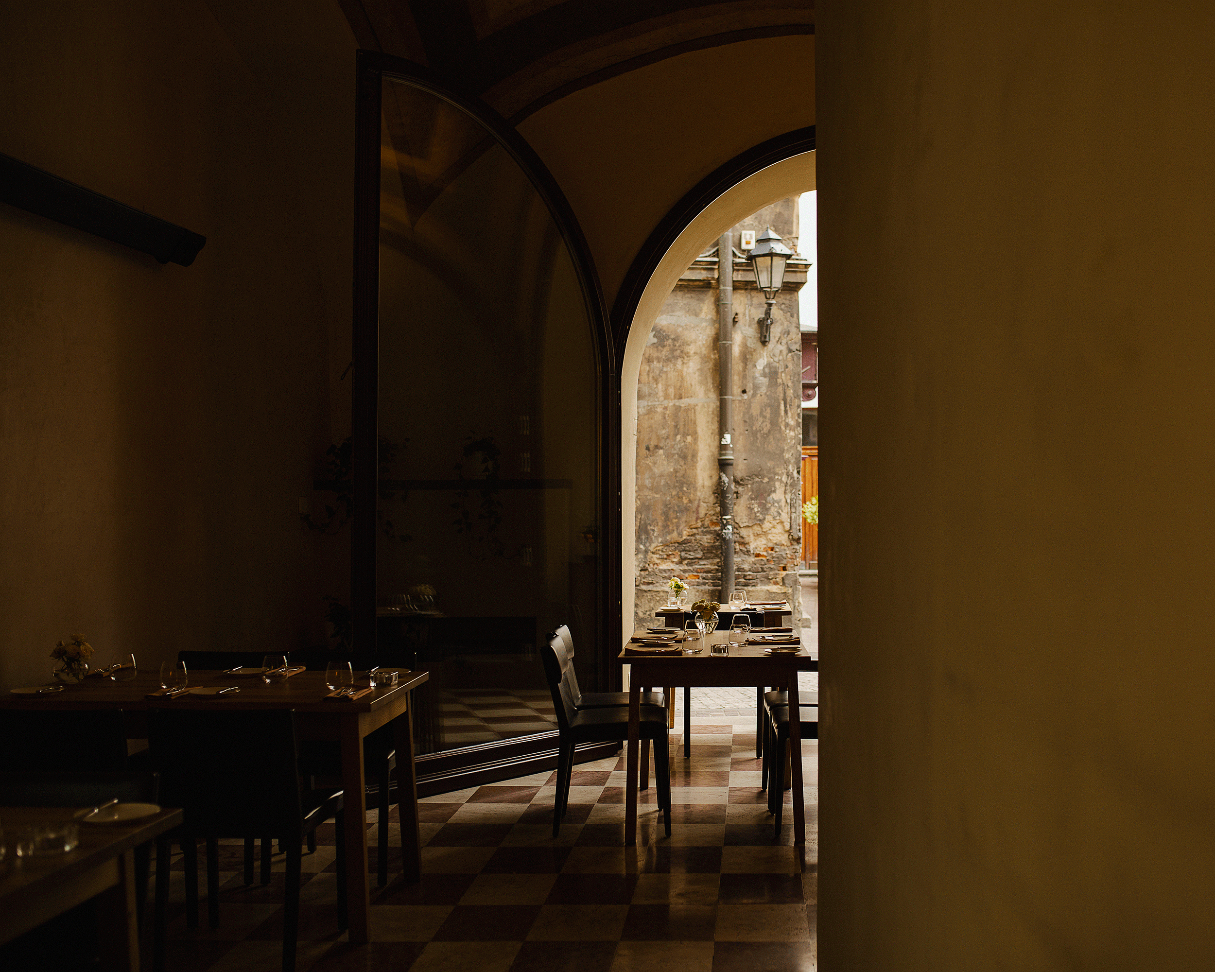 A cozy restaurant interior in Hotel Pd Różą in Kraków.