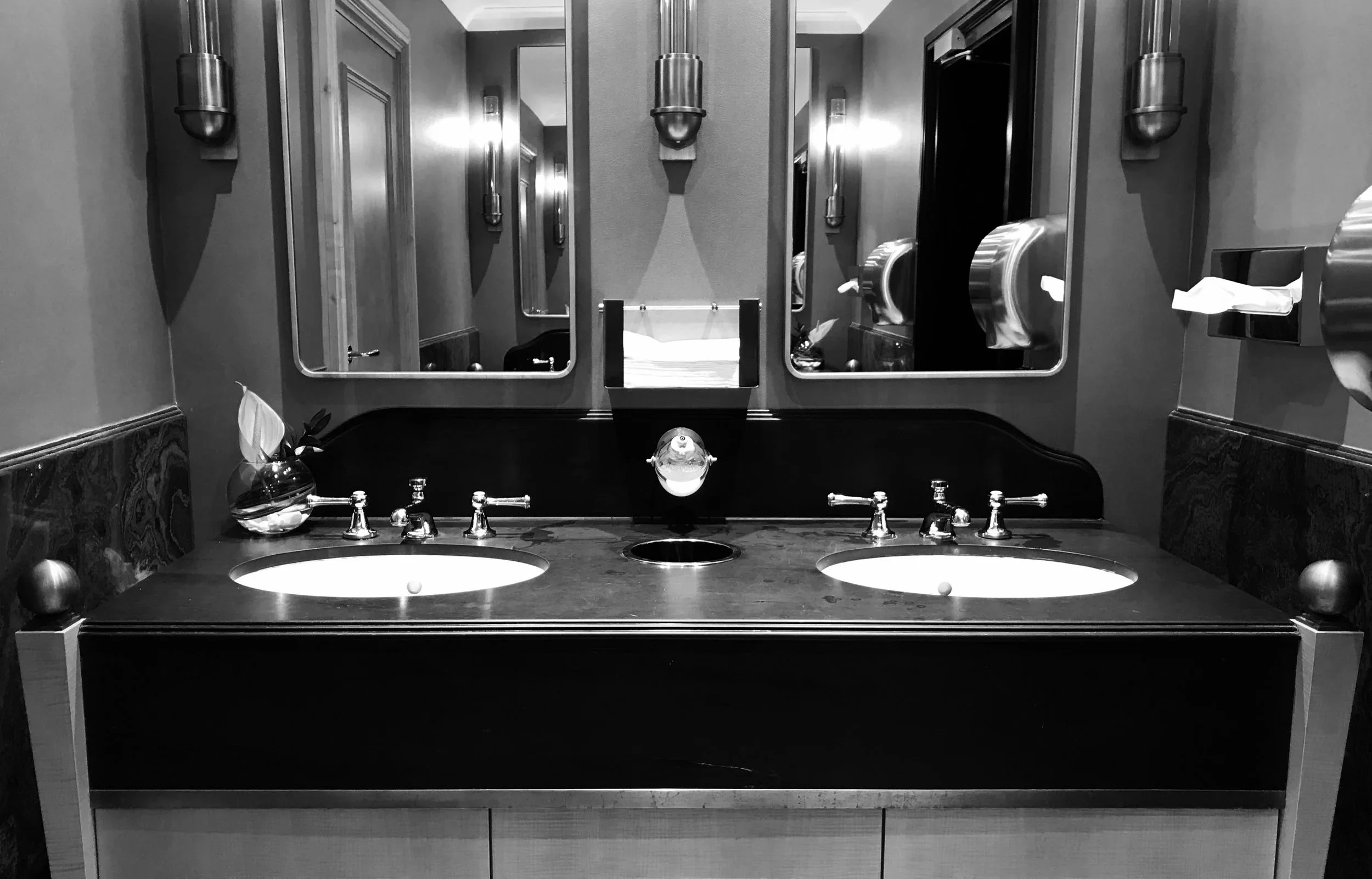 Bathroom in Hotel Bristol in Warsaw with Agora' collection faucets by Zucchetti.